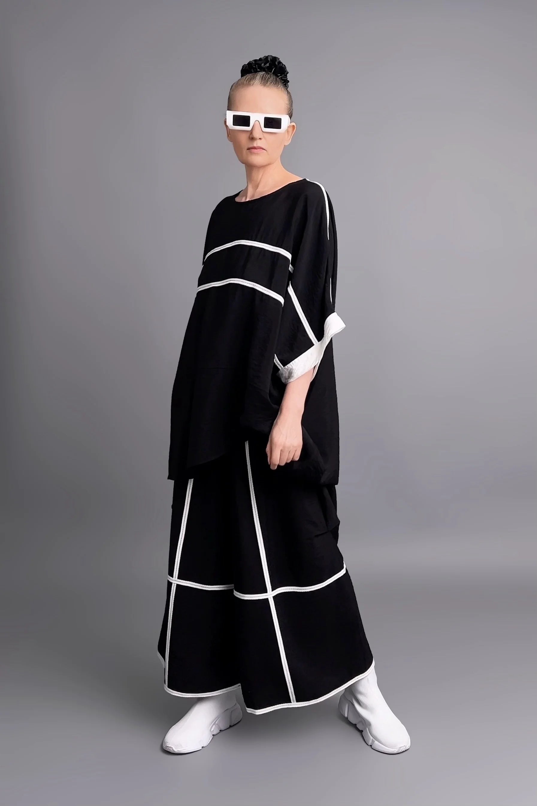 Avantgarde Set aus Oversize-Shirt & Culotte mit Kontraststreifen in Schwarz von Maxlive