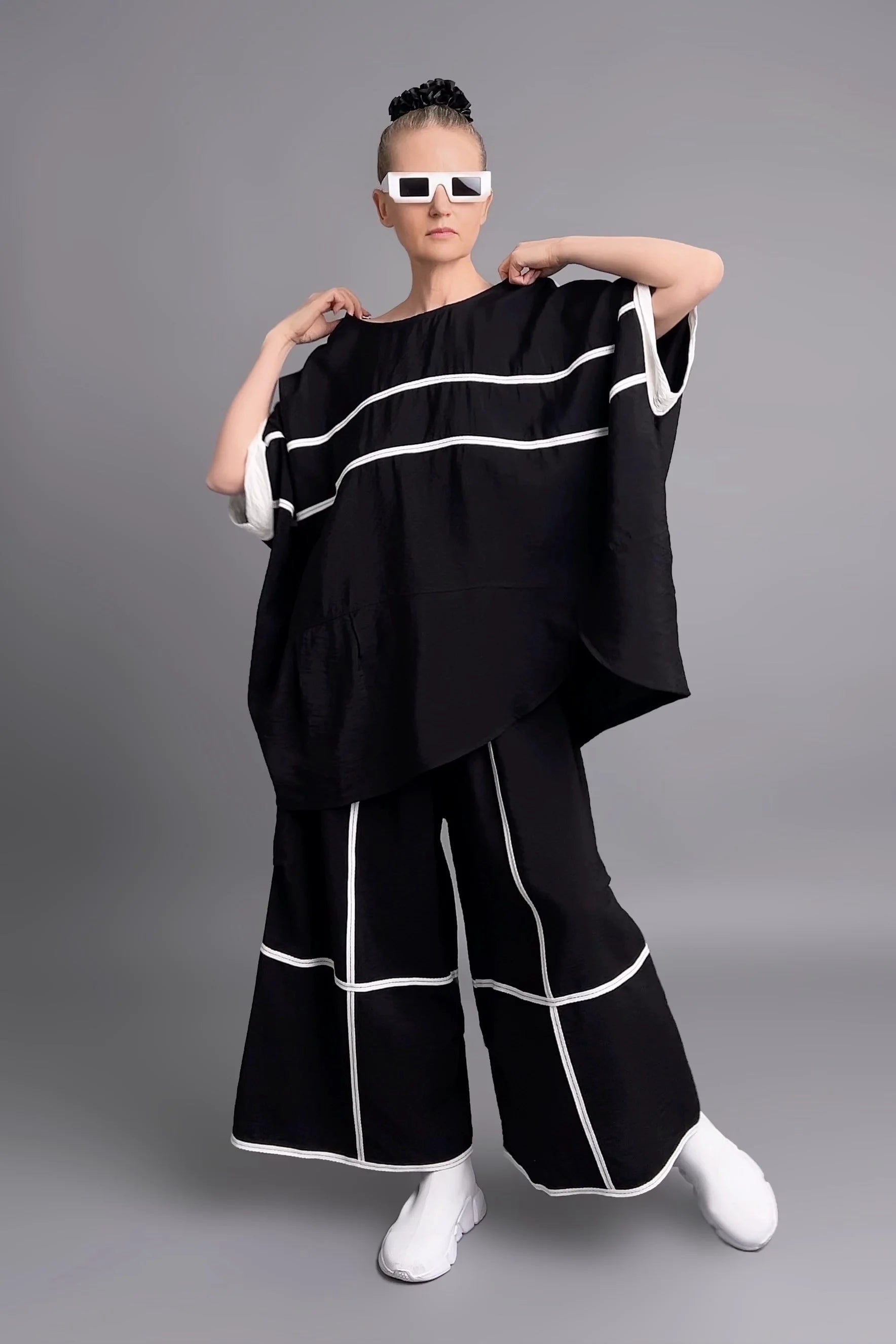 Avantgarde Set aus Oversize-Shirt & Culotte mit Kontraststreifen in Schwarz von Maxlive