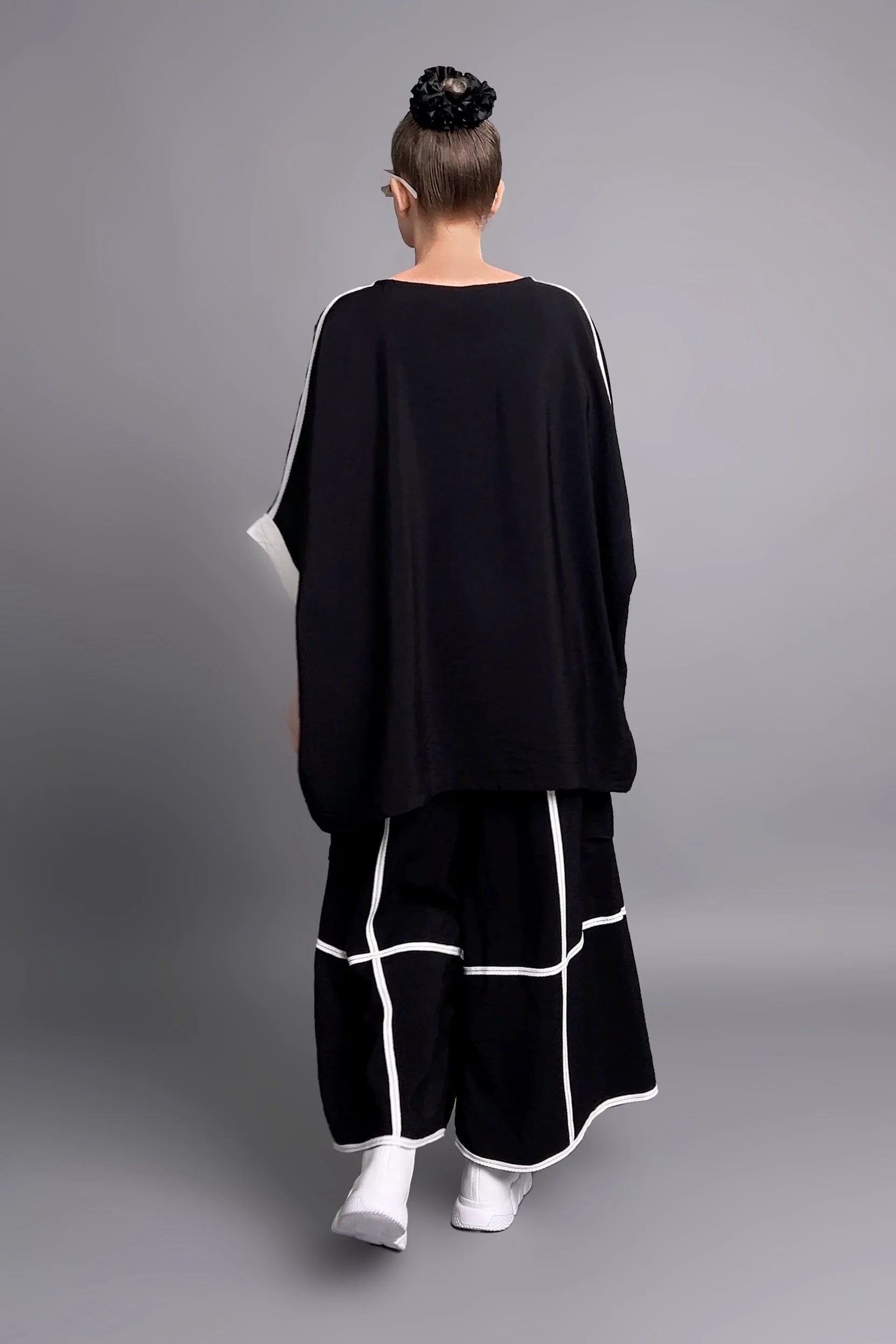 Avantgarde Set aus Oversize-Shirt & Culotte mit Kontraststreifen in Schwarz von Maxlive