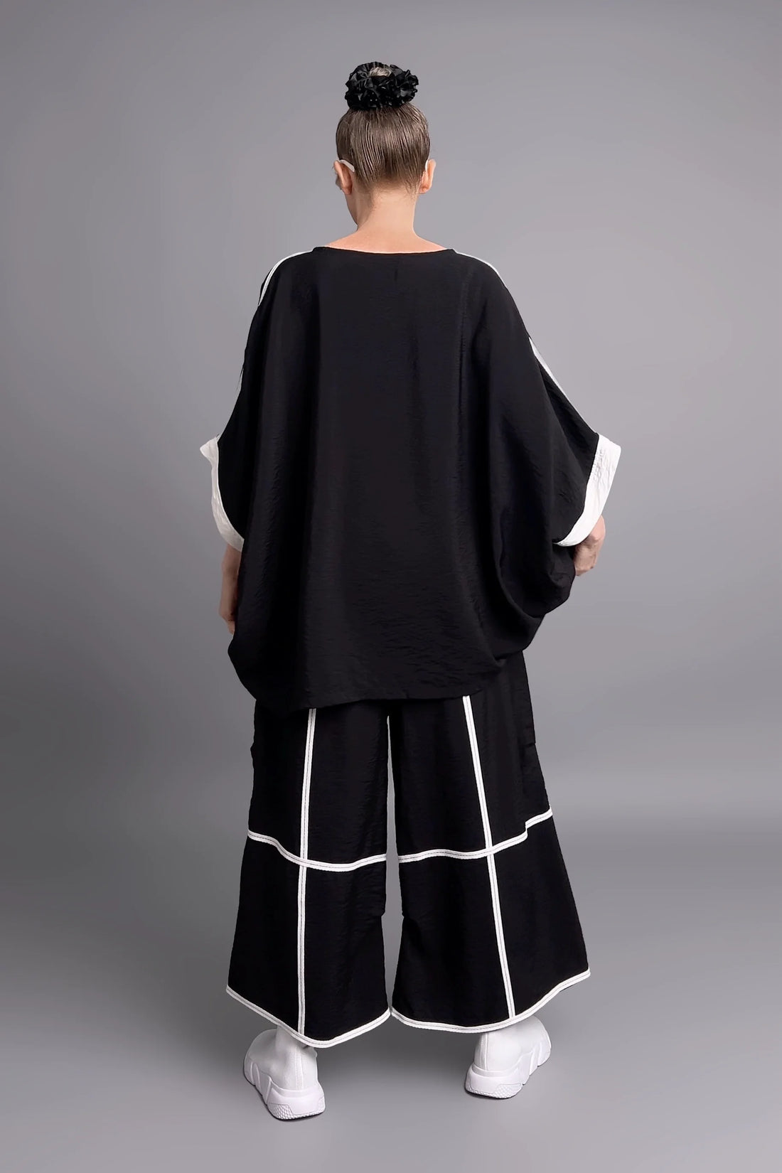 Avantgarde Set aus Oversize-Shirt & Culotte mit Kontraststreifen in Schwarz von Maxlive