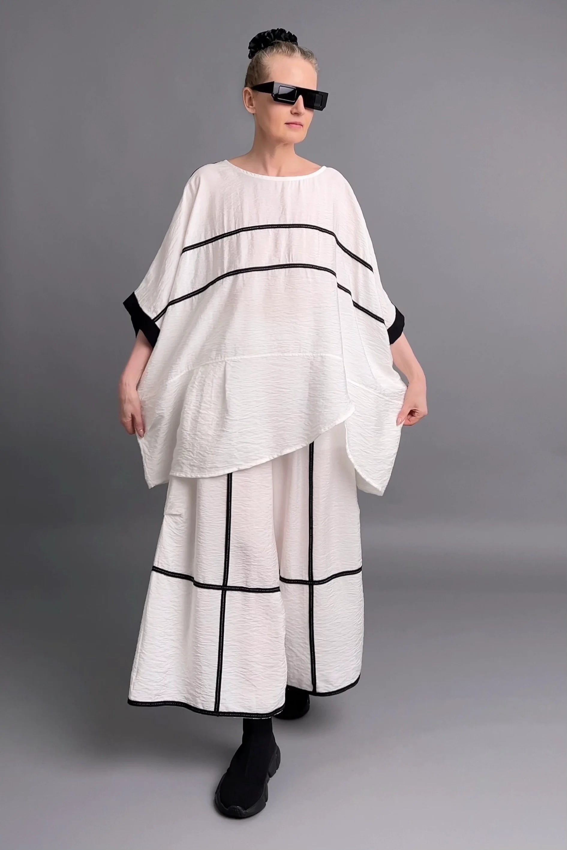 Oversize Set aus Shirt & Culotte in Weiß mit schwarzen Akzenten – Design von Maxlive