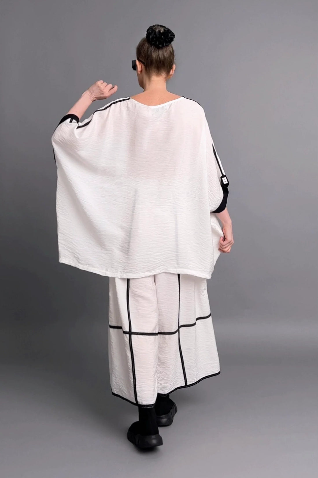 Oversize Set aus Shirt & Culotte in Weiß mit schwarzen Akzenten – Design von Maxlive
