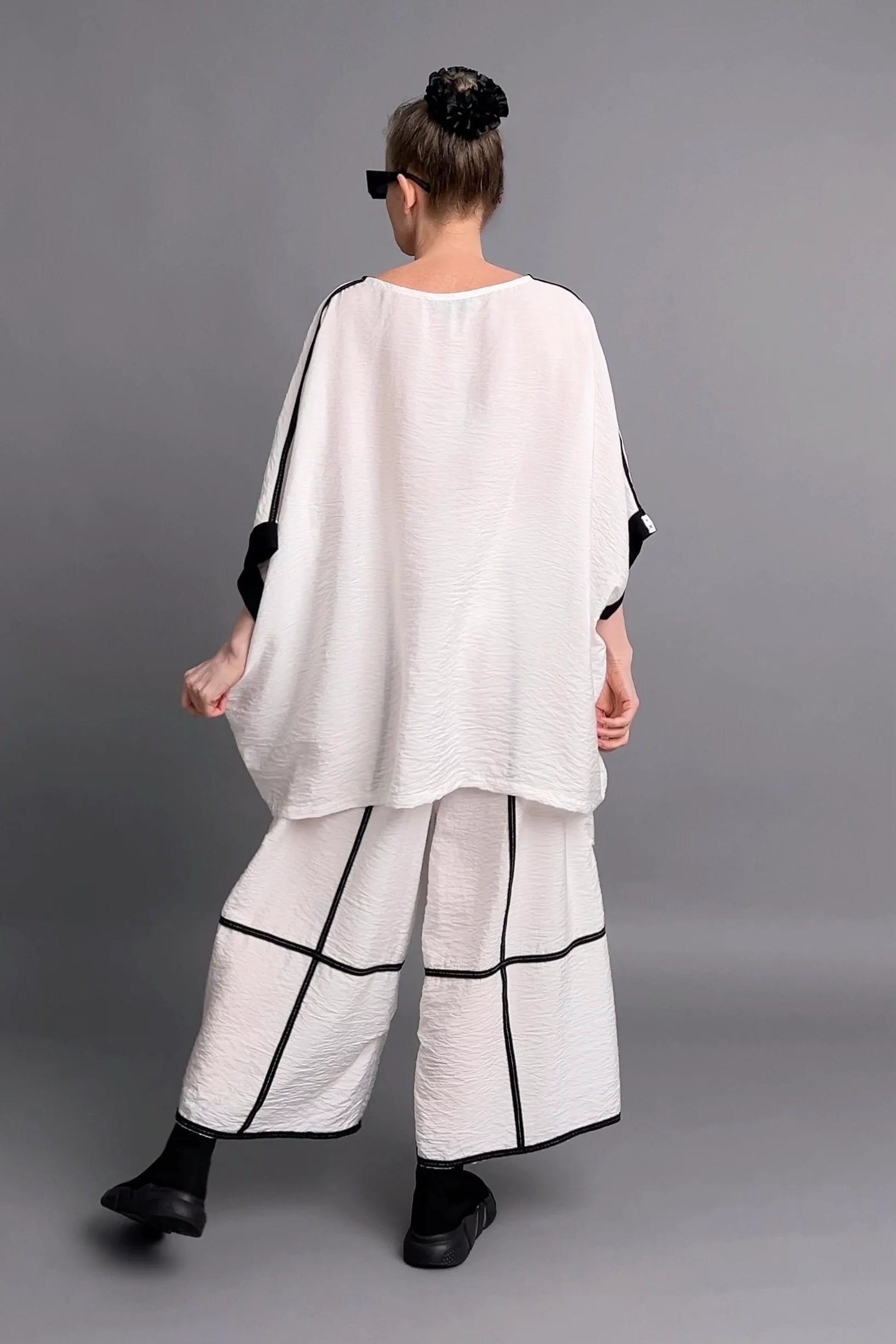 Oversize Set aus Shirt & Culotte in Weiß mit schwarzen Akzenten – Design von Maxlive
