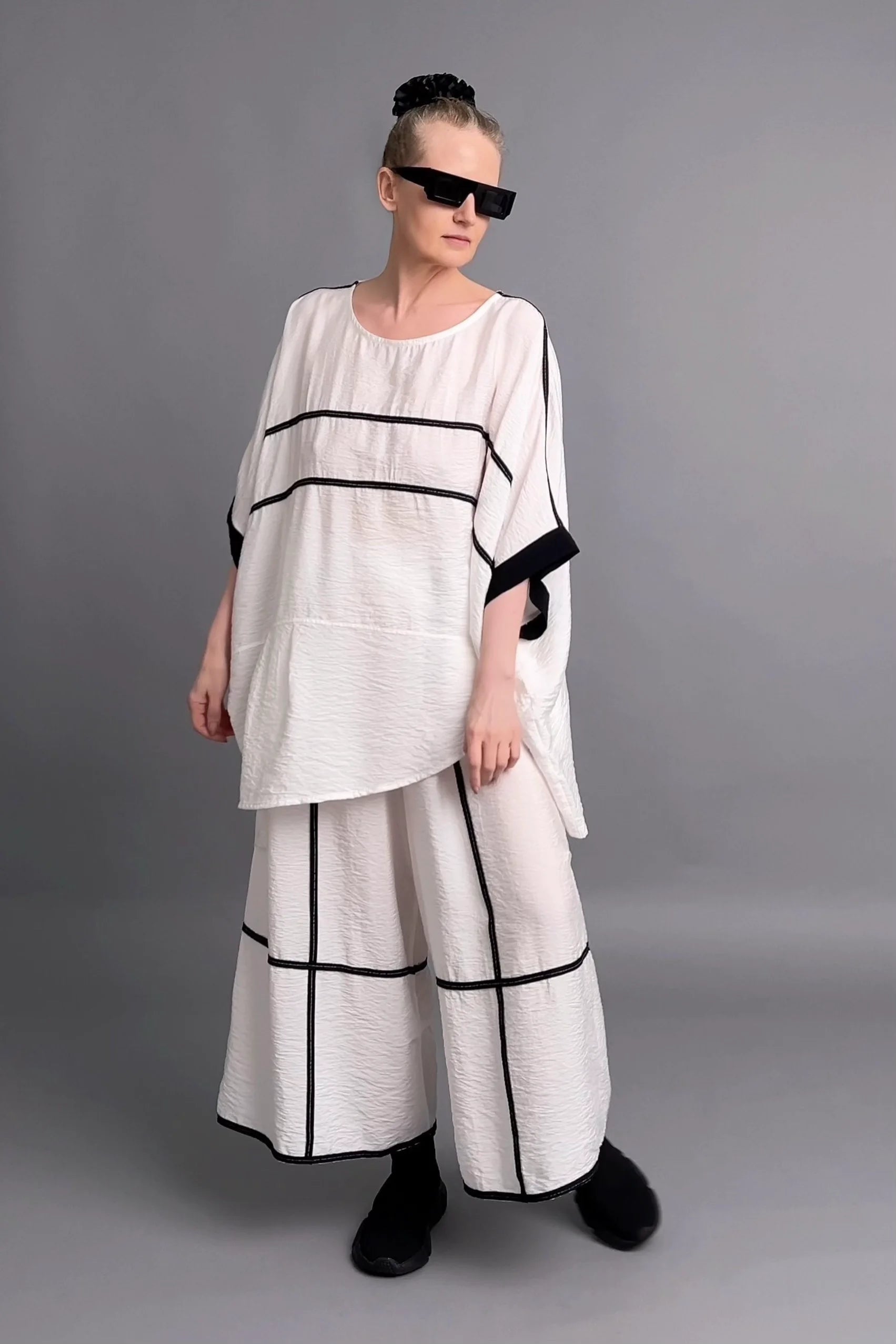 Oversize Set aus Shirt & Culotte in Weiß mit schwarzen Akzenten – Design von Maxlive