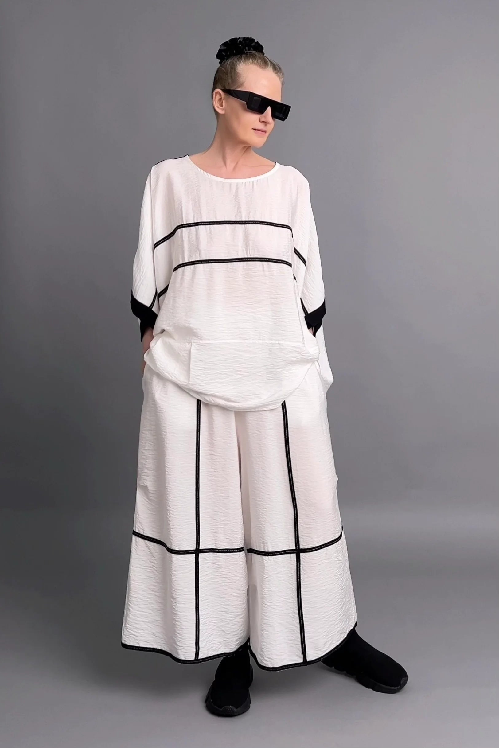Oversize Set aus Shirt & Culotte in Weiß mit schwarzen Akzenten – Design von Maxlive