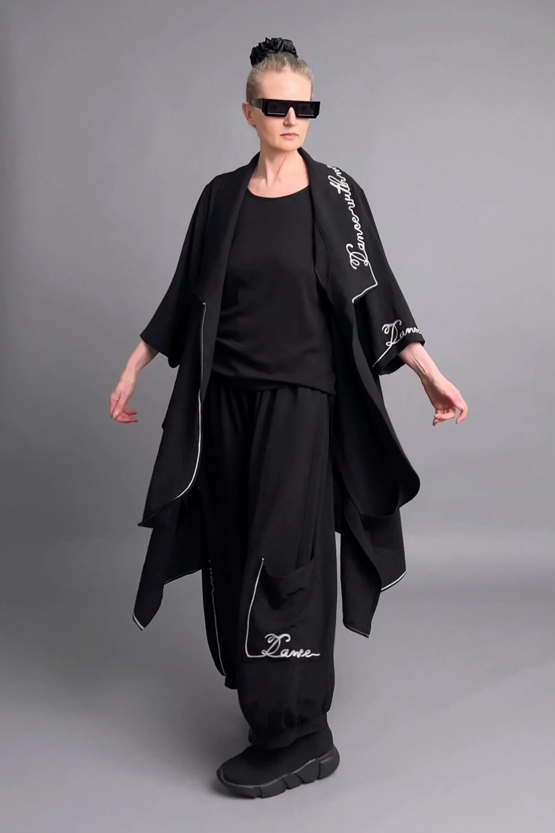 Lagenlook Ensemble von Maxlive – Schwarze Jacke, Top & Hose mit Schriftzug im Oversize-Stil
