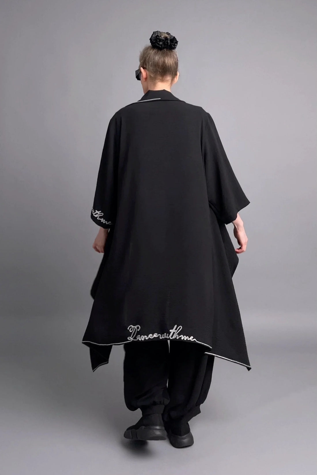 Lagenlook Ensemble von Maxlive – Schwarze Jacke, Top & Hose mit Schriftzug im Oversize-Stil