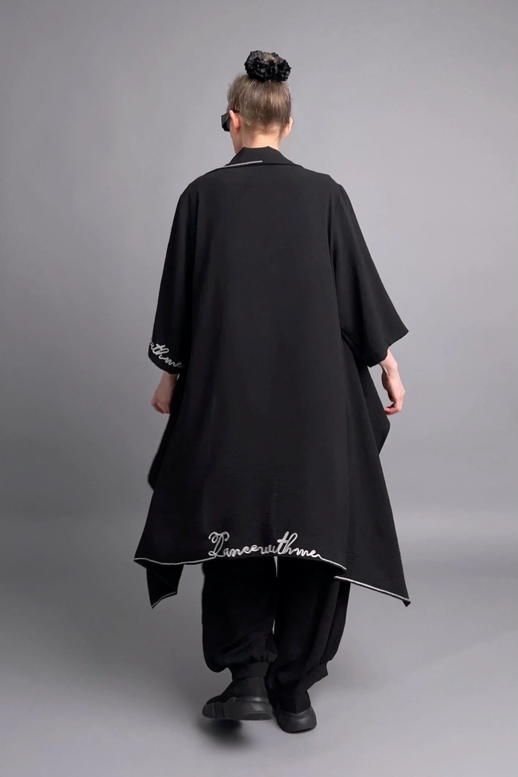 Lagenlook Ensemble von Maxlive – Schwarze Jacke, Top & Hose mit Schriftzug im Oversize-Stil