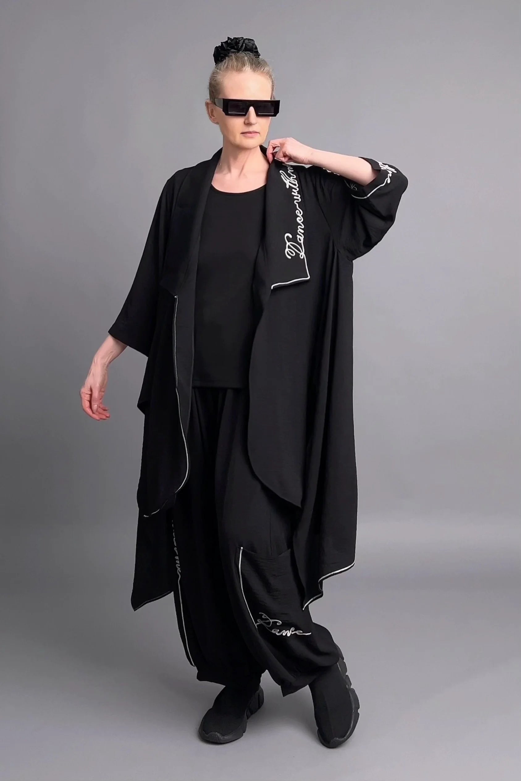 Lagenlook Ensemble von Maxlive – Schwarze Jacke, Top & Hose mit Schriftzug im Oversize-Stil