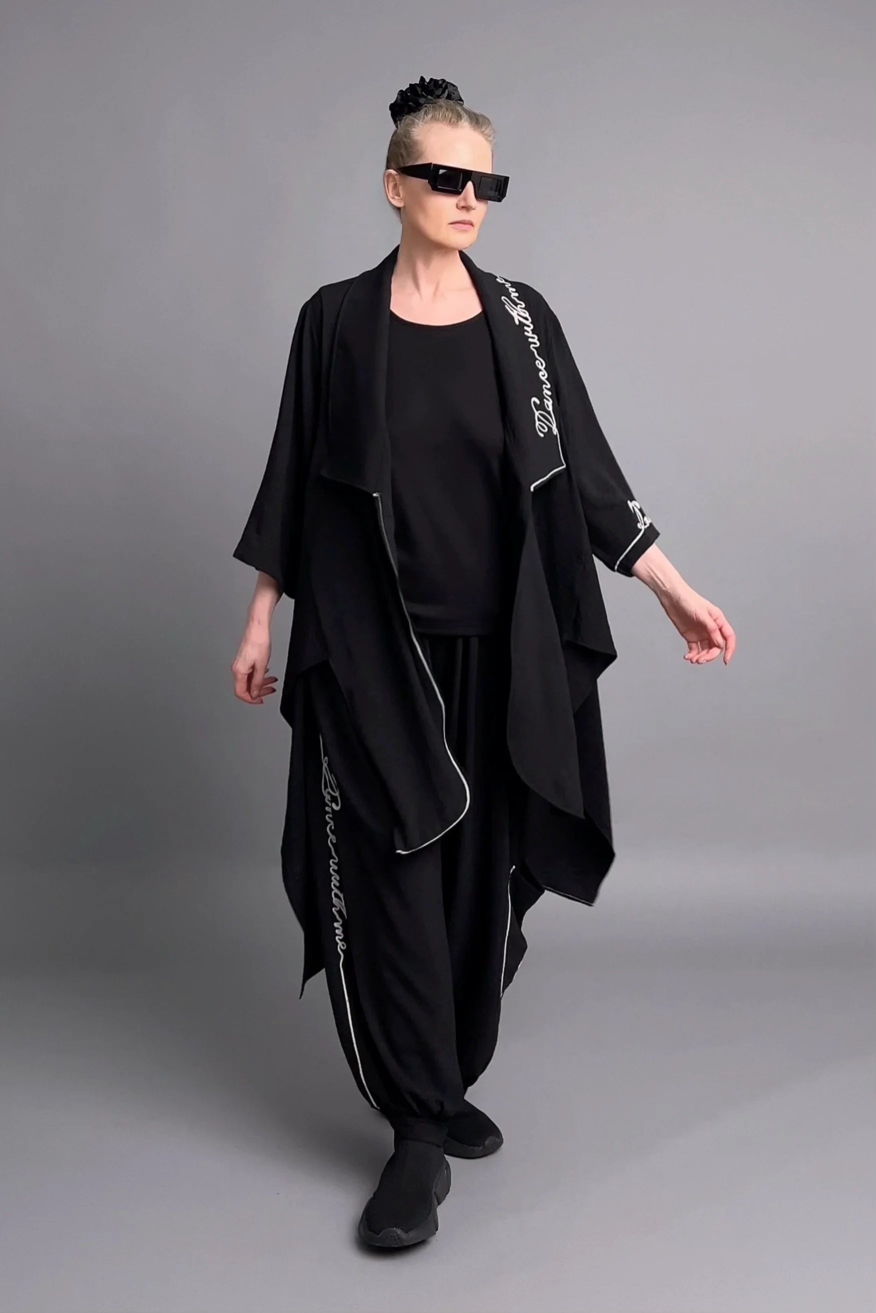 Lagenlook Ensemble von Maxlive – Schwarze Jacke, Top & Hose mit Schriftzug im Oversize-Stil
