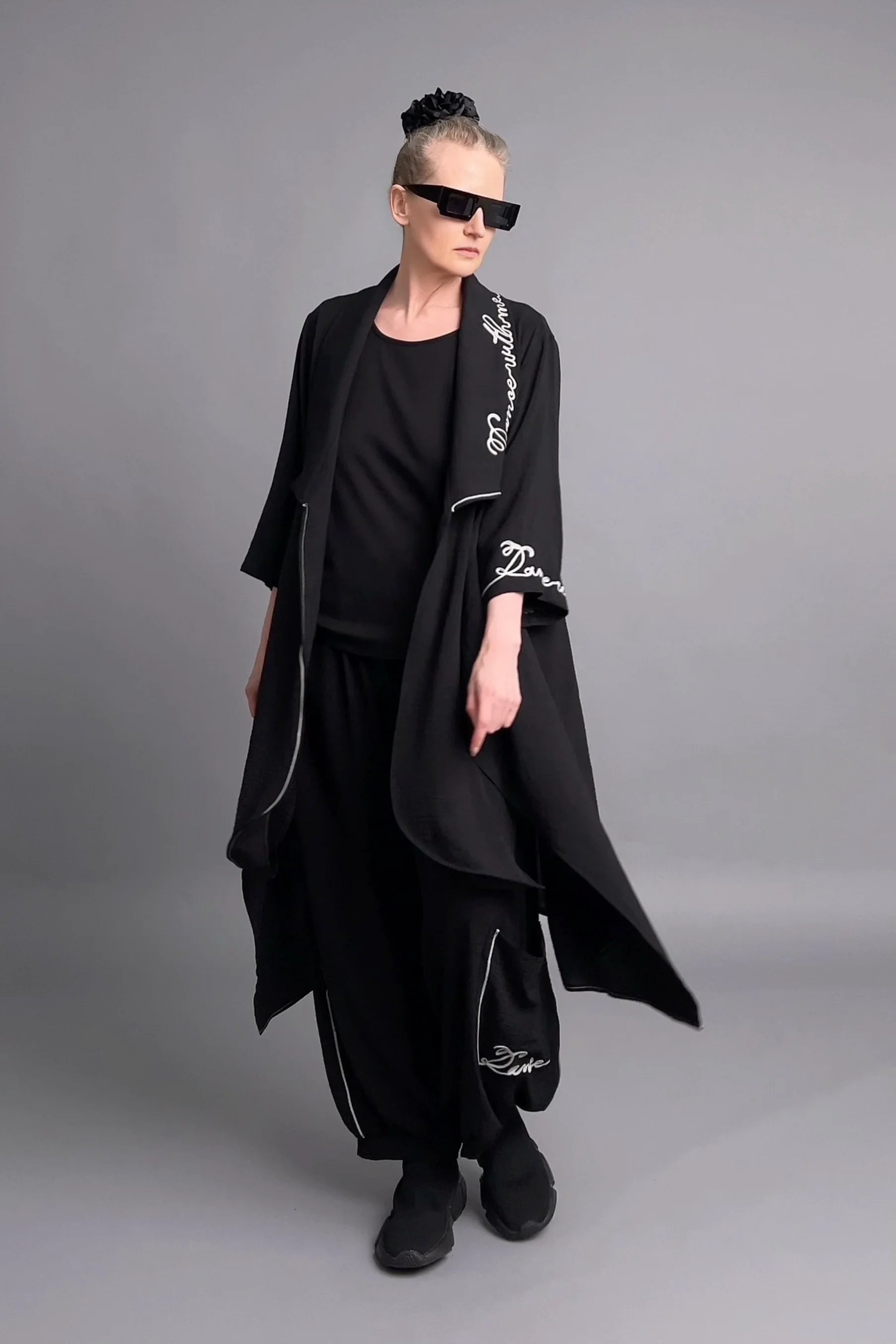 Lagenlook Ensemble von Maxlive – Schwarze Jacke, Top & Hose mit Schriftzug im Oversize-Stil