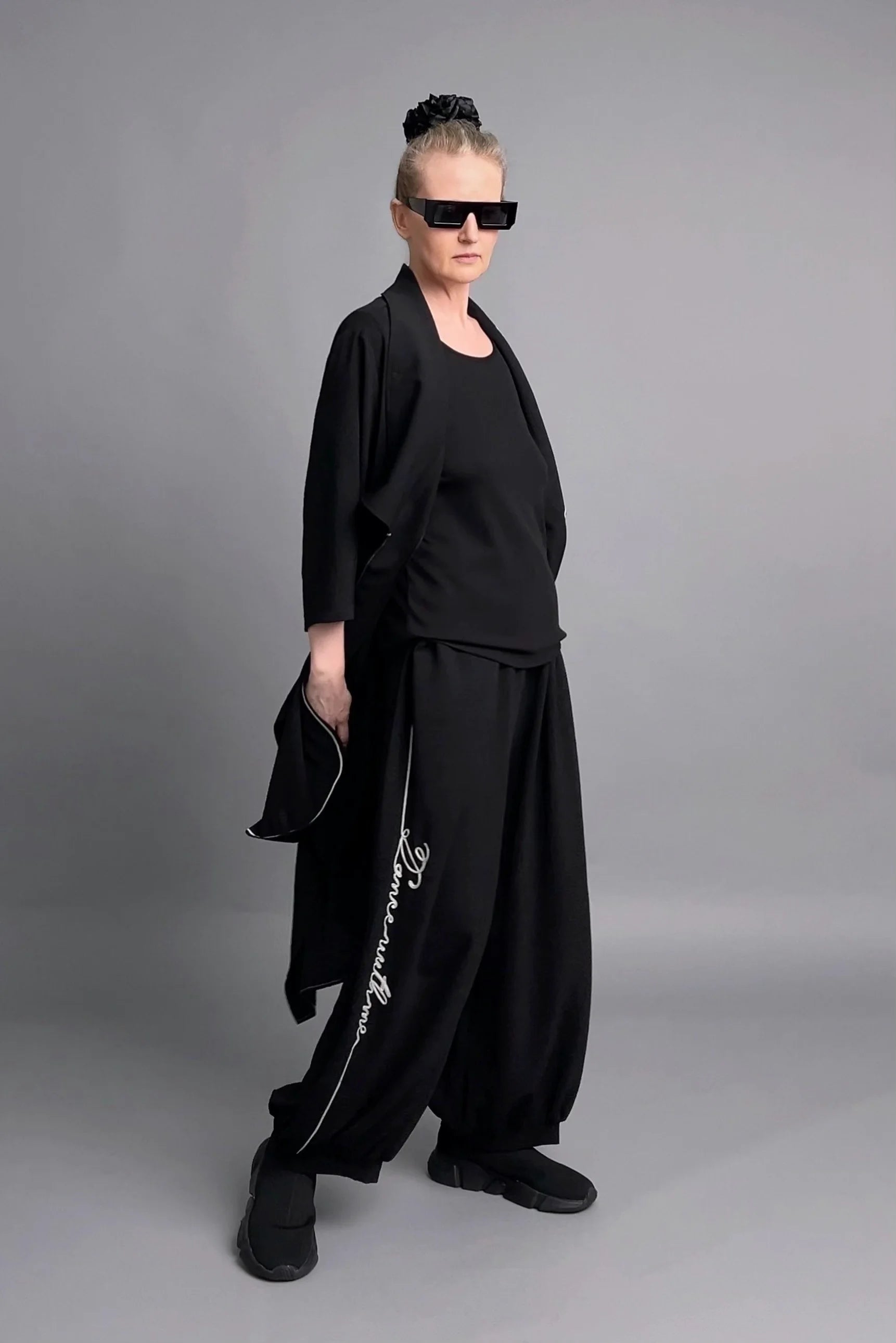 Lagenlook Ensemble von Maxlive – Schwarze Jacke, Top & Hose mit Schriftzug im Oversize-Stil