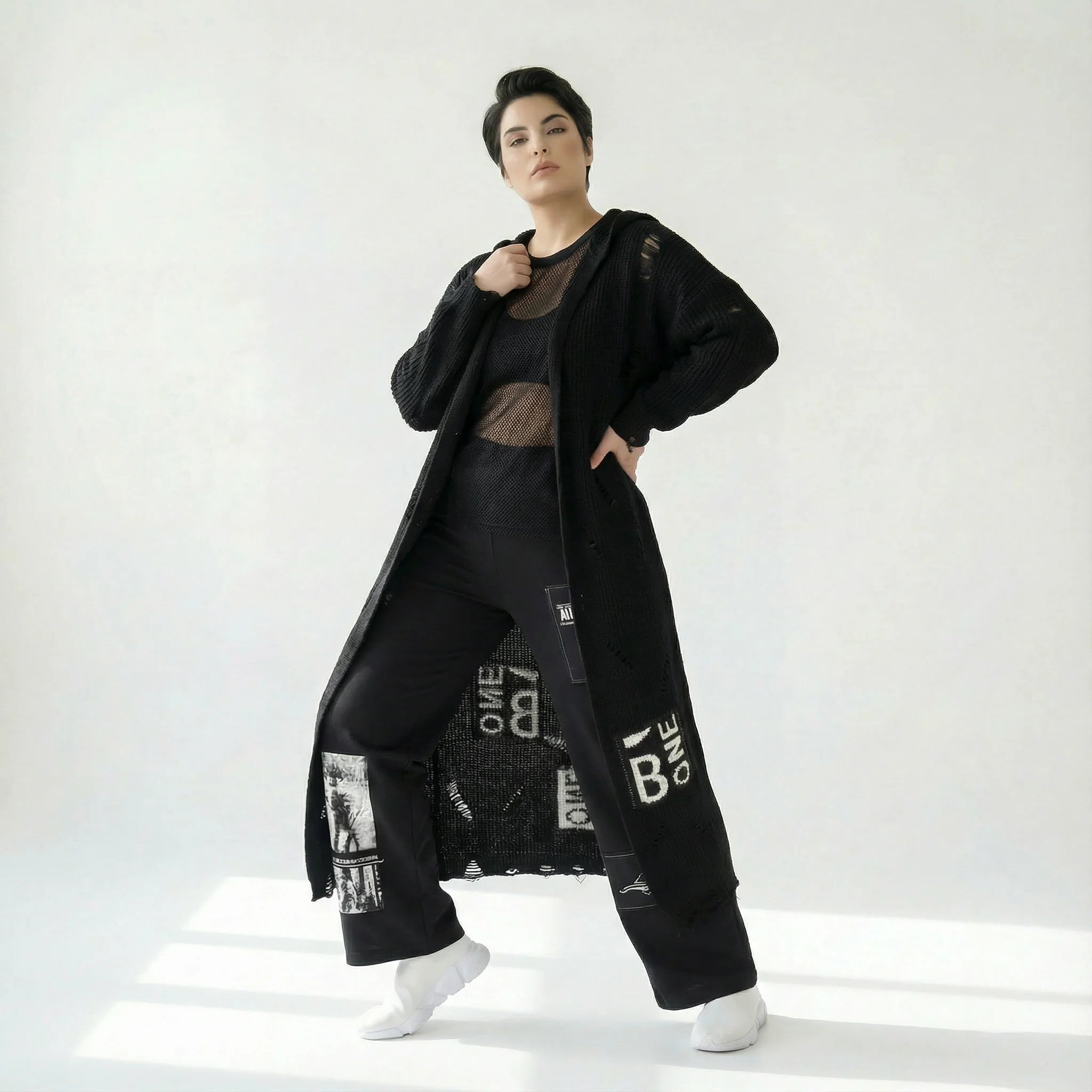 Oversize Grobstrick Cardigan mit Kapuze und Schrift Applikationen in Schwarz im Lagenlook