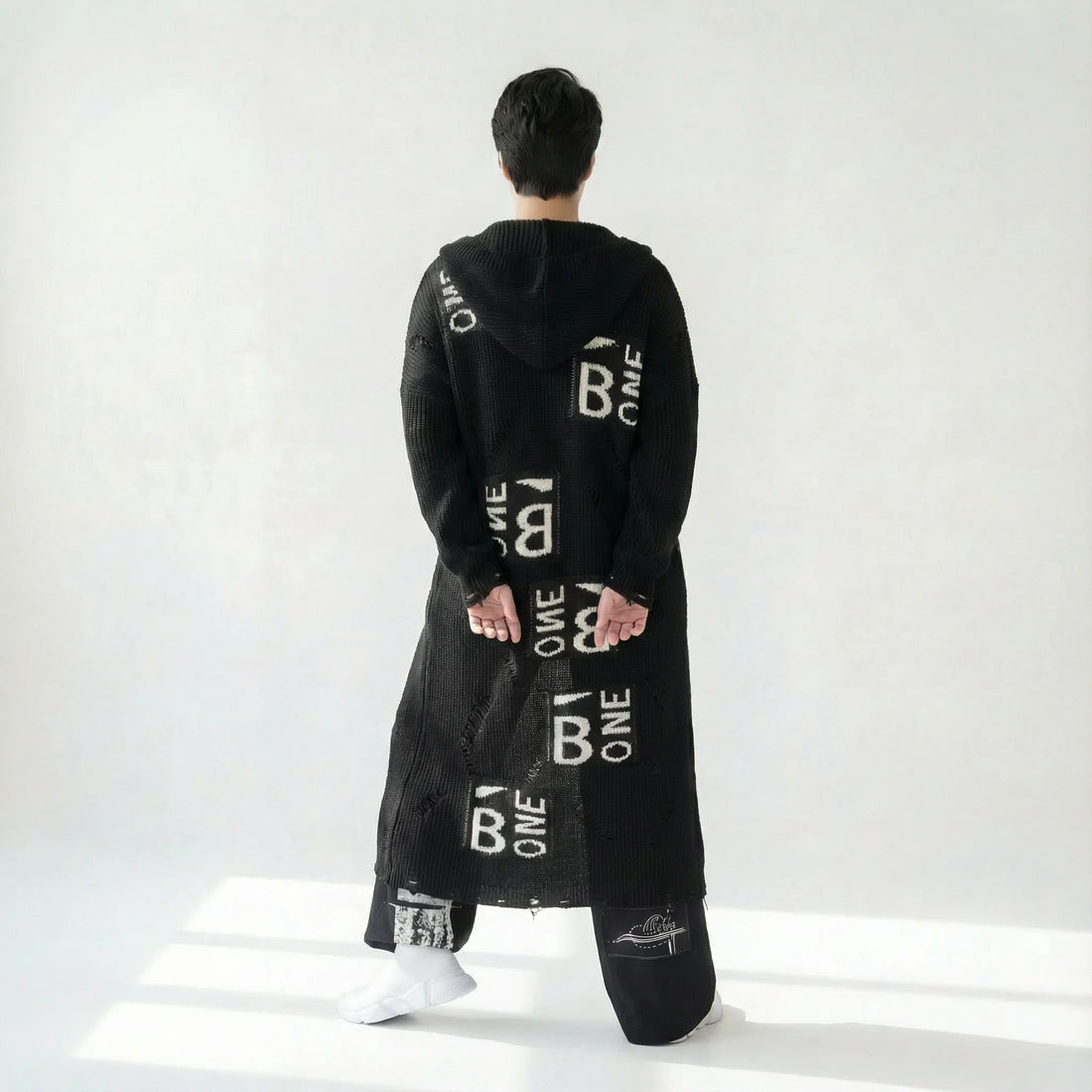 Oversize Grobstrick Cardigan mit Kapuze und Schrift Applikationen in Schwarz im Lagenlook