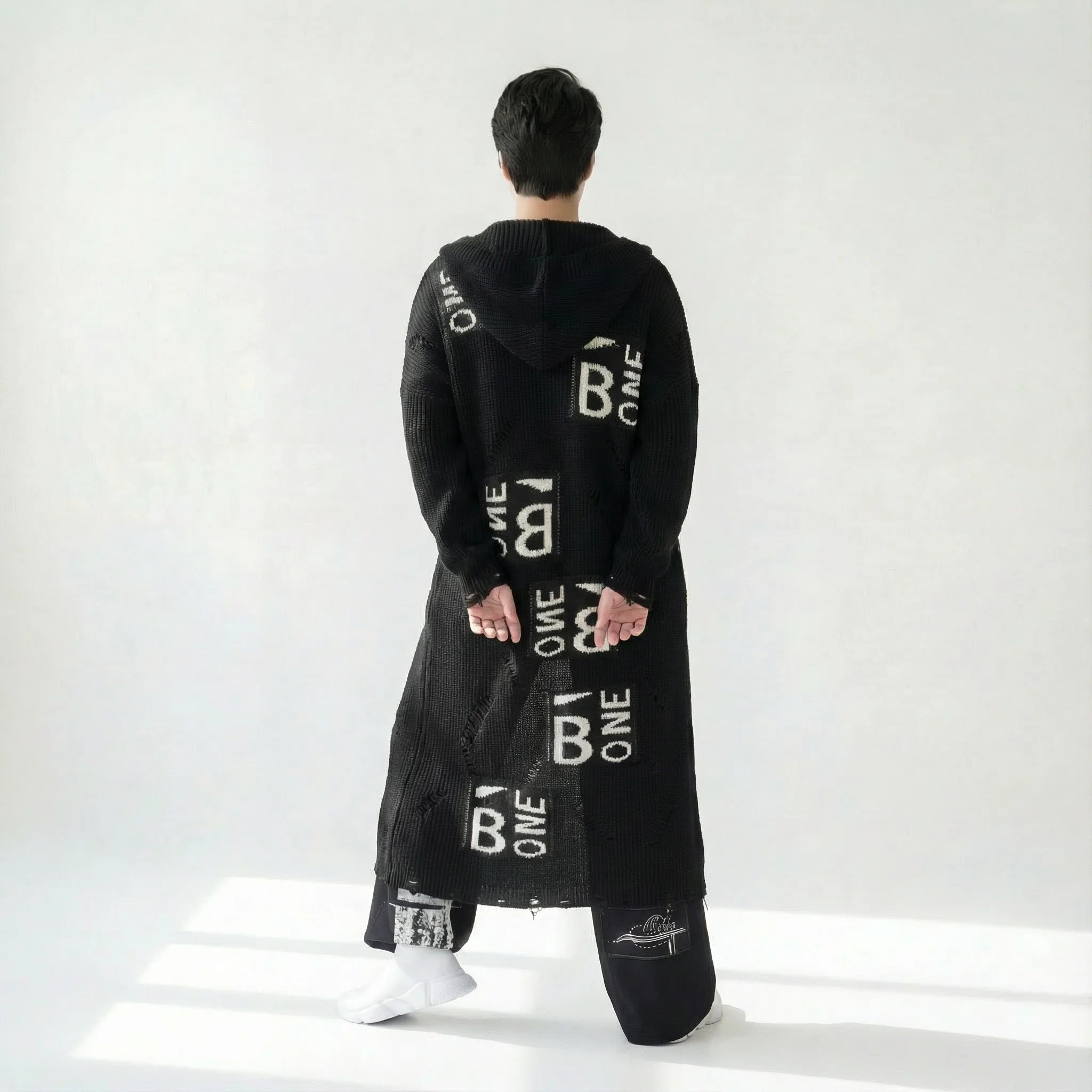 Oversize Grobstrick Cardigan mit Kapuze und Schrift Applikationen in Schwarz im Lagenlook