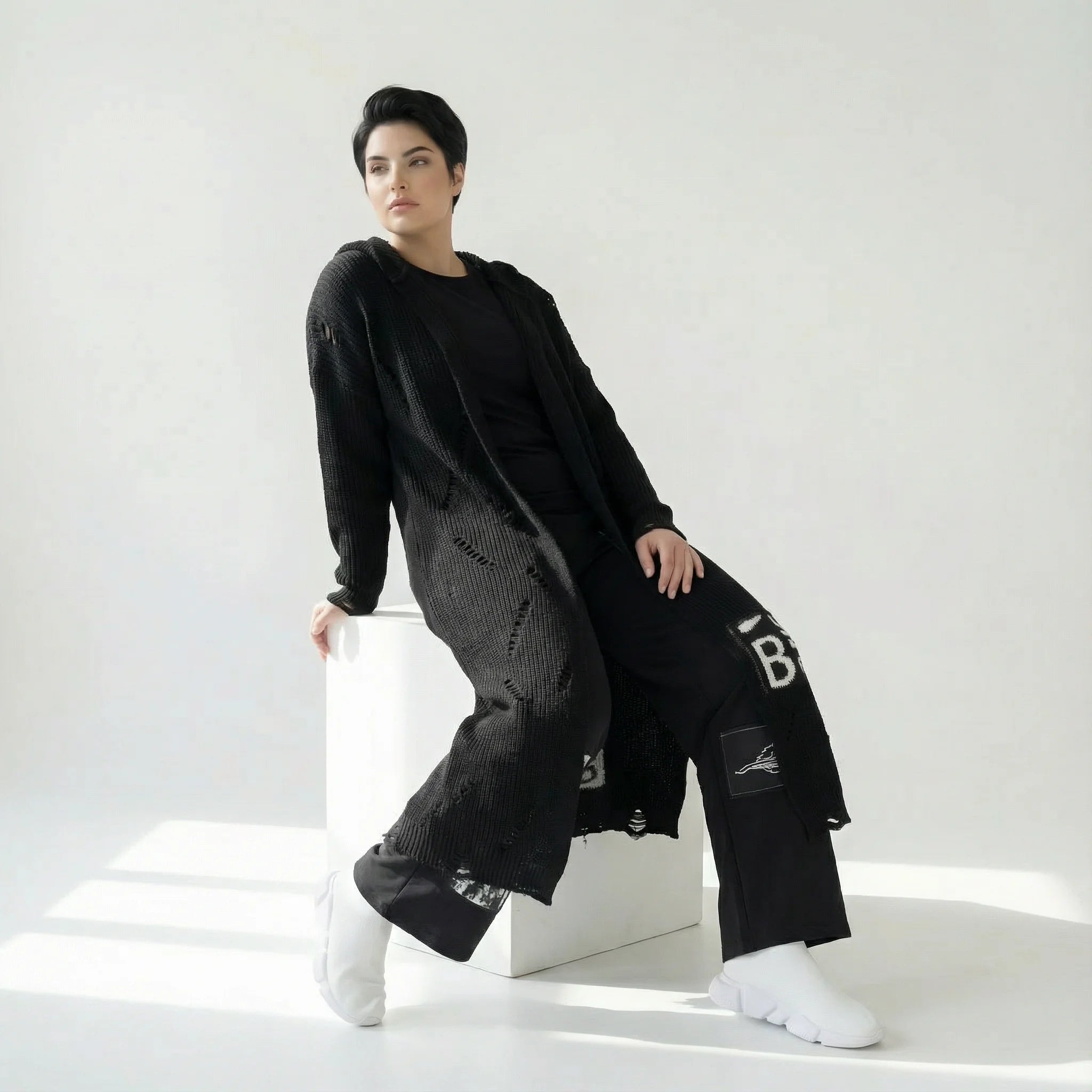 Oversize Grobstrick Cardigan mit Kapuze und Schrift Applikationen in Schwarz im Lagenlook