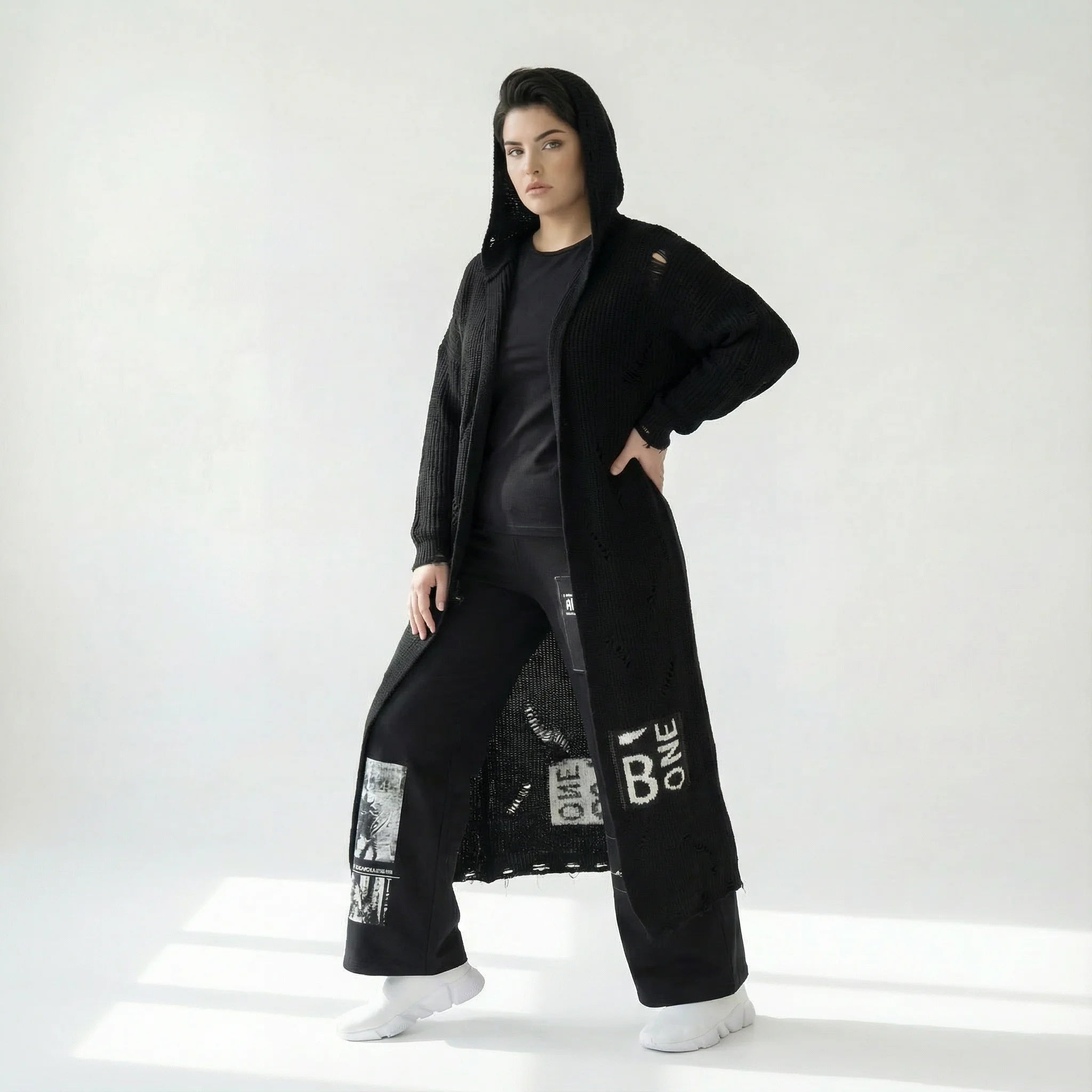 Oversize Grobstrick Cardigan mit Kapuze und Schrift Applikationen in Schwarz im Lagenlook