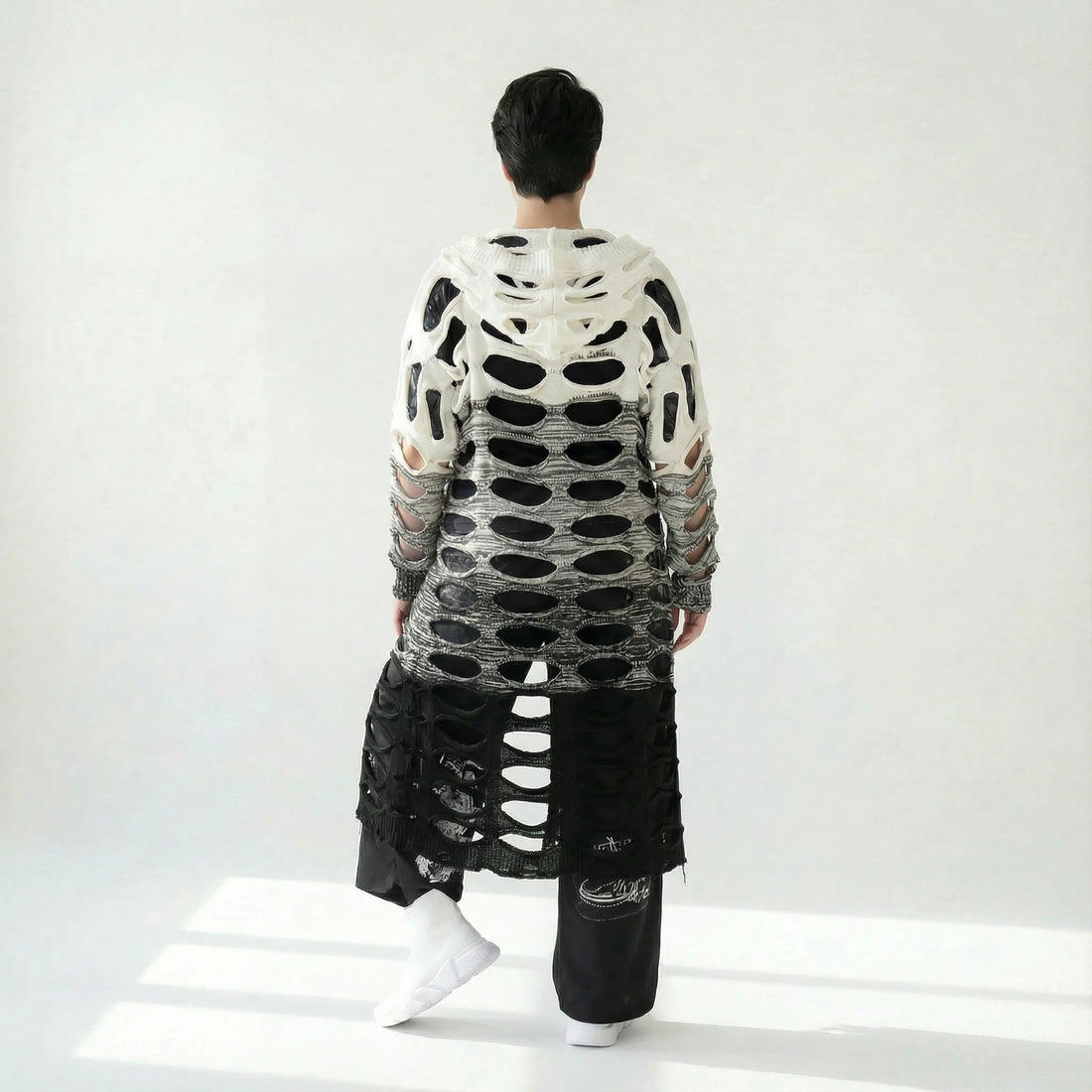 Langer Oversize Cardigan aus Grobstrick mit Cut-Outs und Netzstruktur im Lagenlook