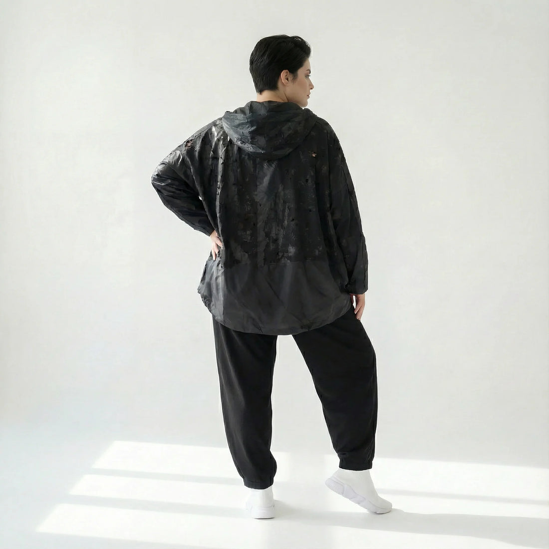 Oversize Übergangsjacke im Ballonschnitt aus Memorytaft mit Kapuze und Strukturdetails