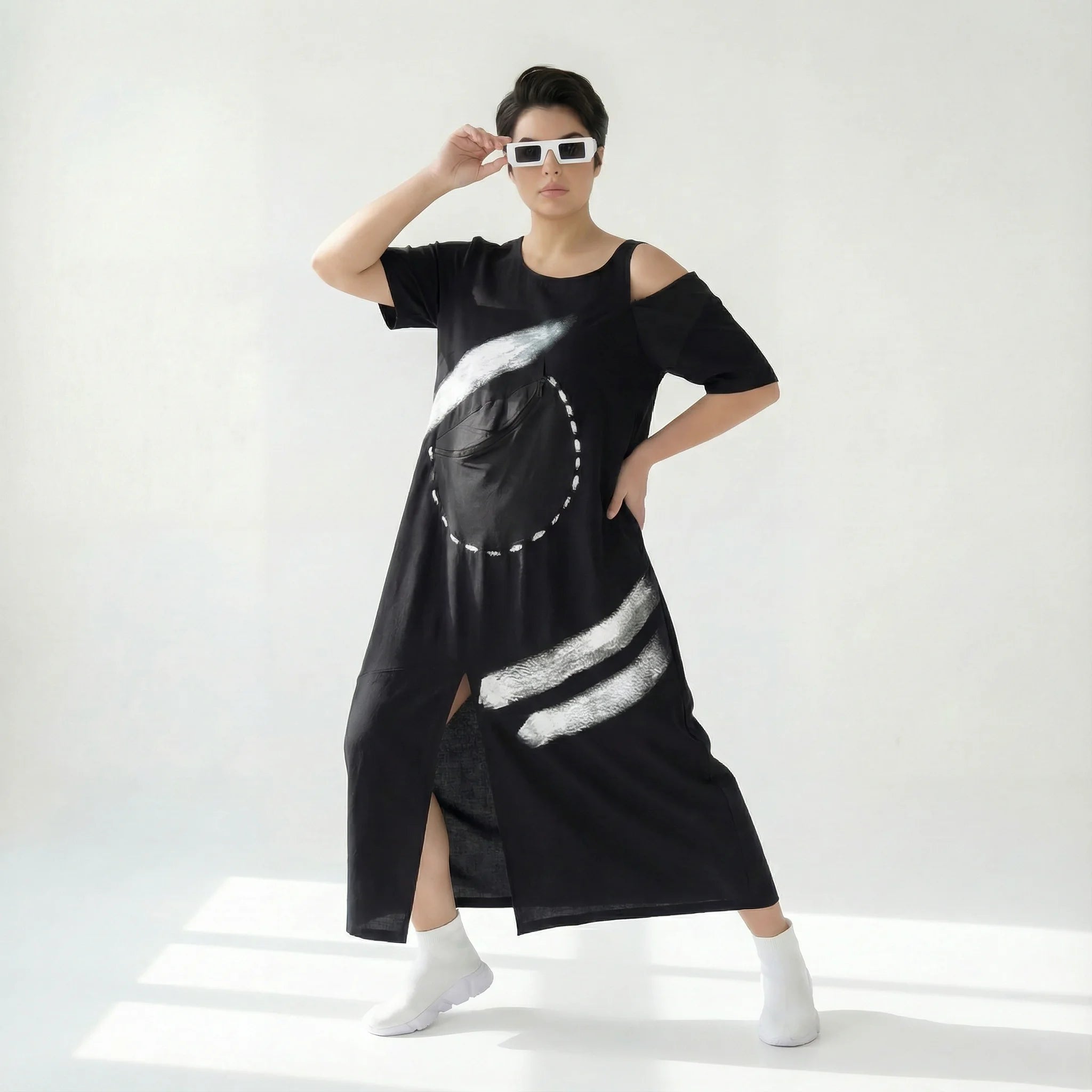 Schwarzes Maxikleid mit abstraktem Pinselprint und Zipptasche von B-ONE im Lagenlook