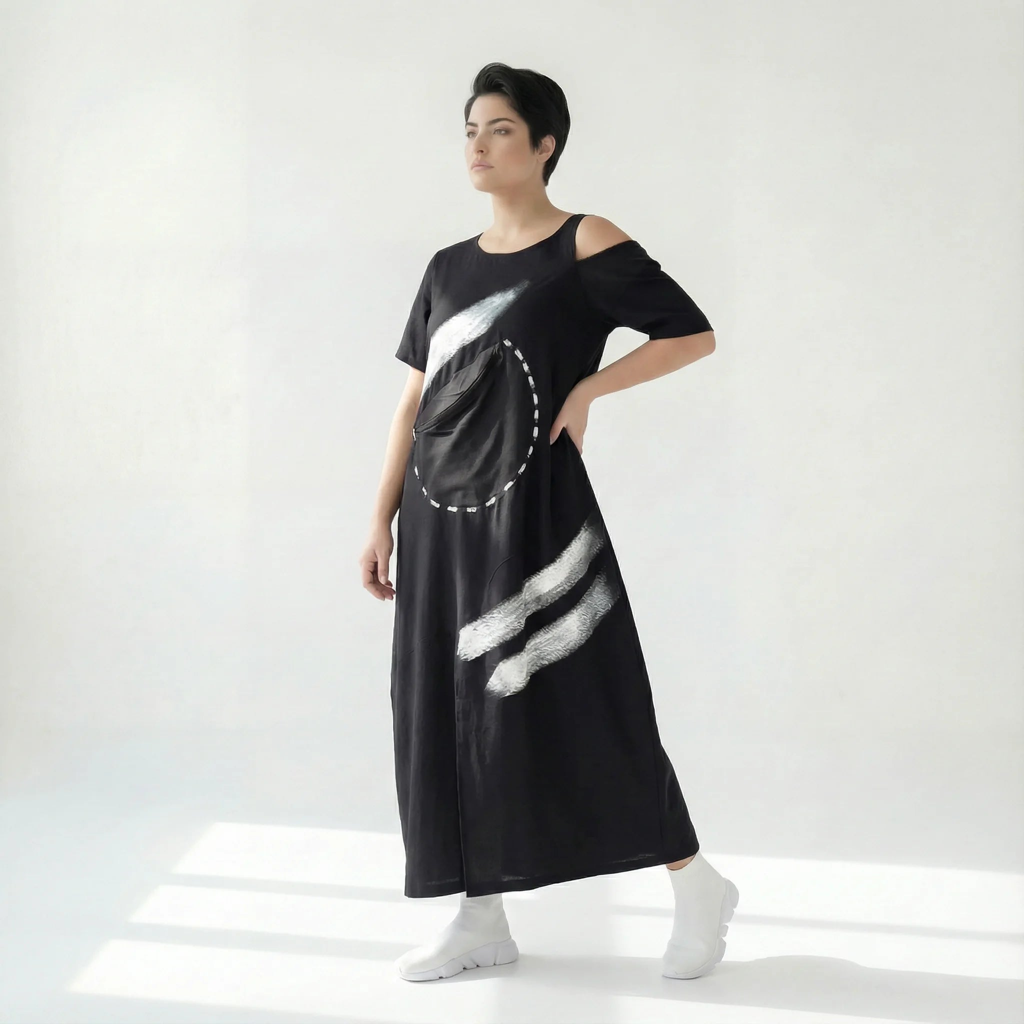 Schwarzes Maxikleid mit abstraktem Pinselprint und Zipptasche von B-ONE im Lagenlook