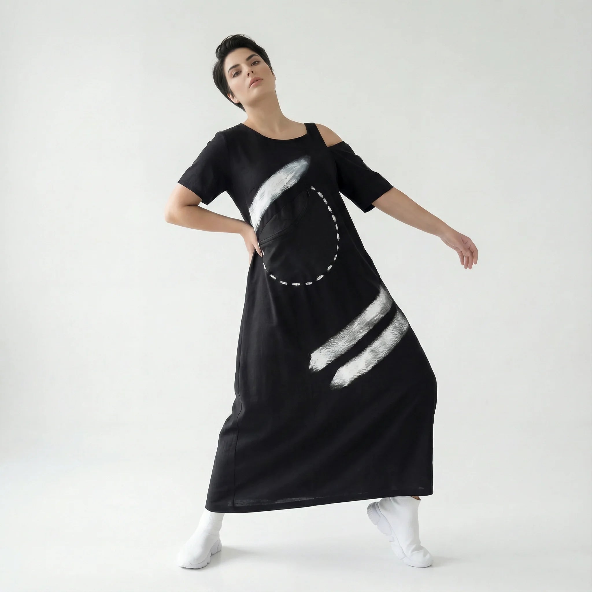 Schwarzes Maxikleid mit abstraktem Pinselprint und Zipptasche von B-ONE im Lagenlook