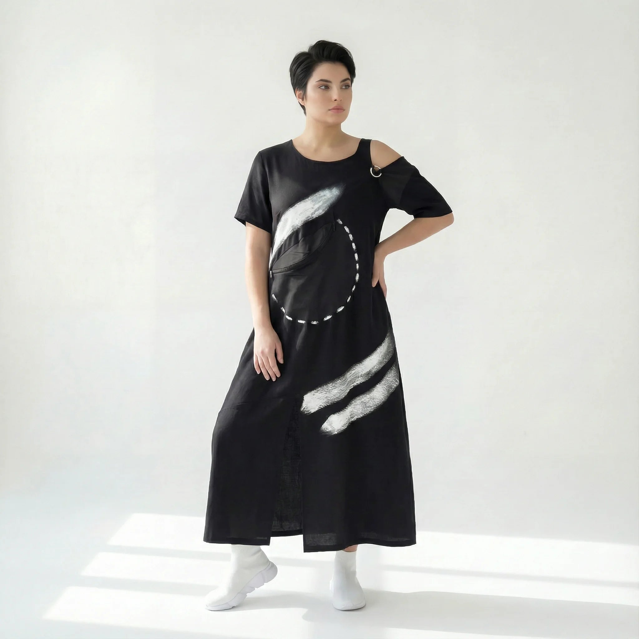 Schwarzes Maxikleid mit abstraktem Pinselprint und Zipptasche von B-ONE im Lagenlook