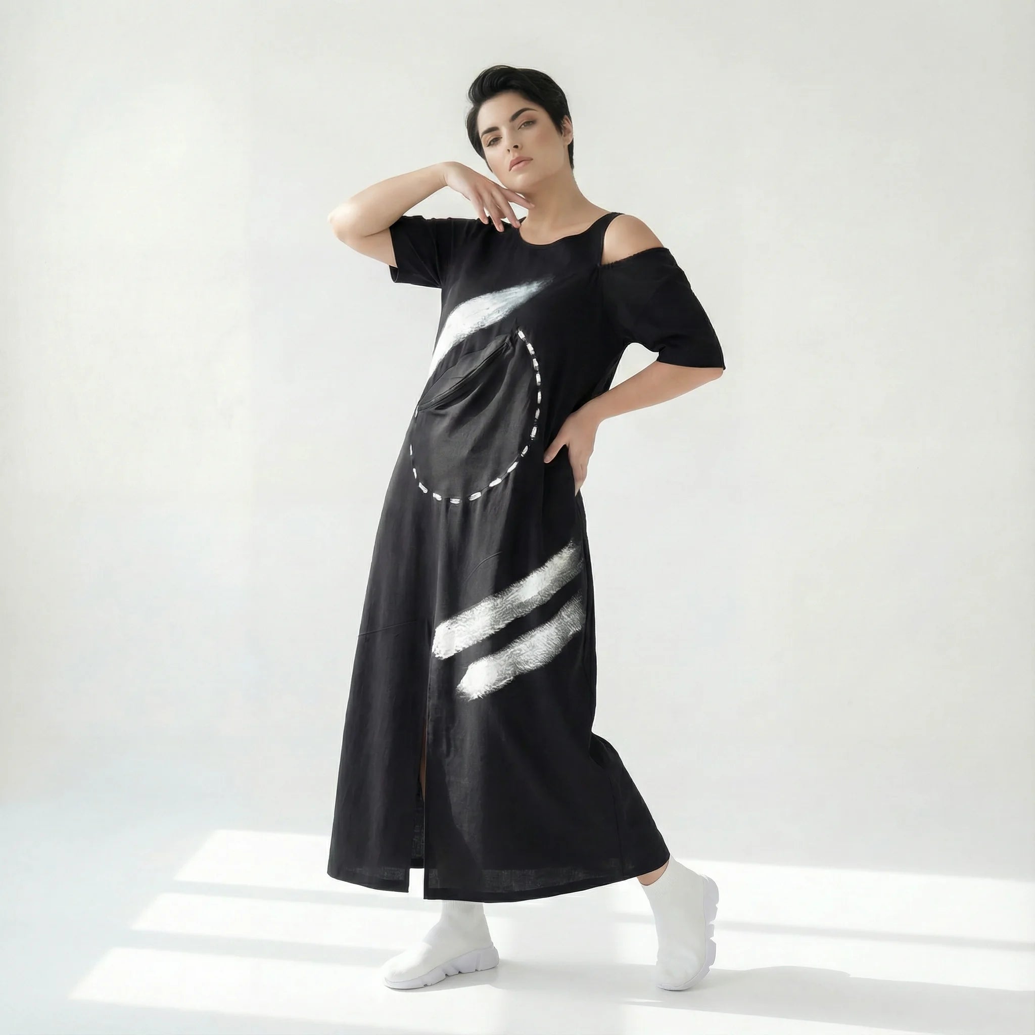 Schwarzes Maxikleid mit abstraktem Pinselprint und Zipptasche von B-ONE im Lagenlook