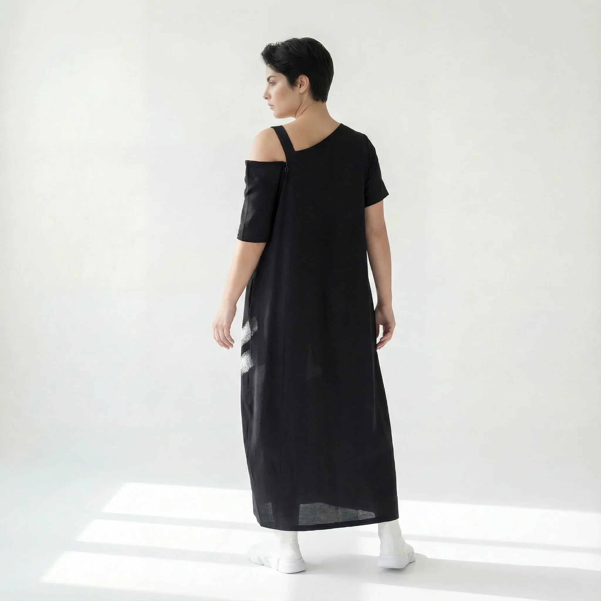 Schwarzes Maxikleid mit abstraktem Pinselprint und Zipptasche von B-ONE im Lagenlook