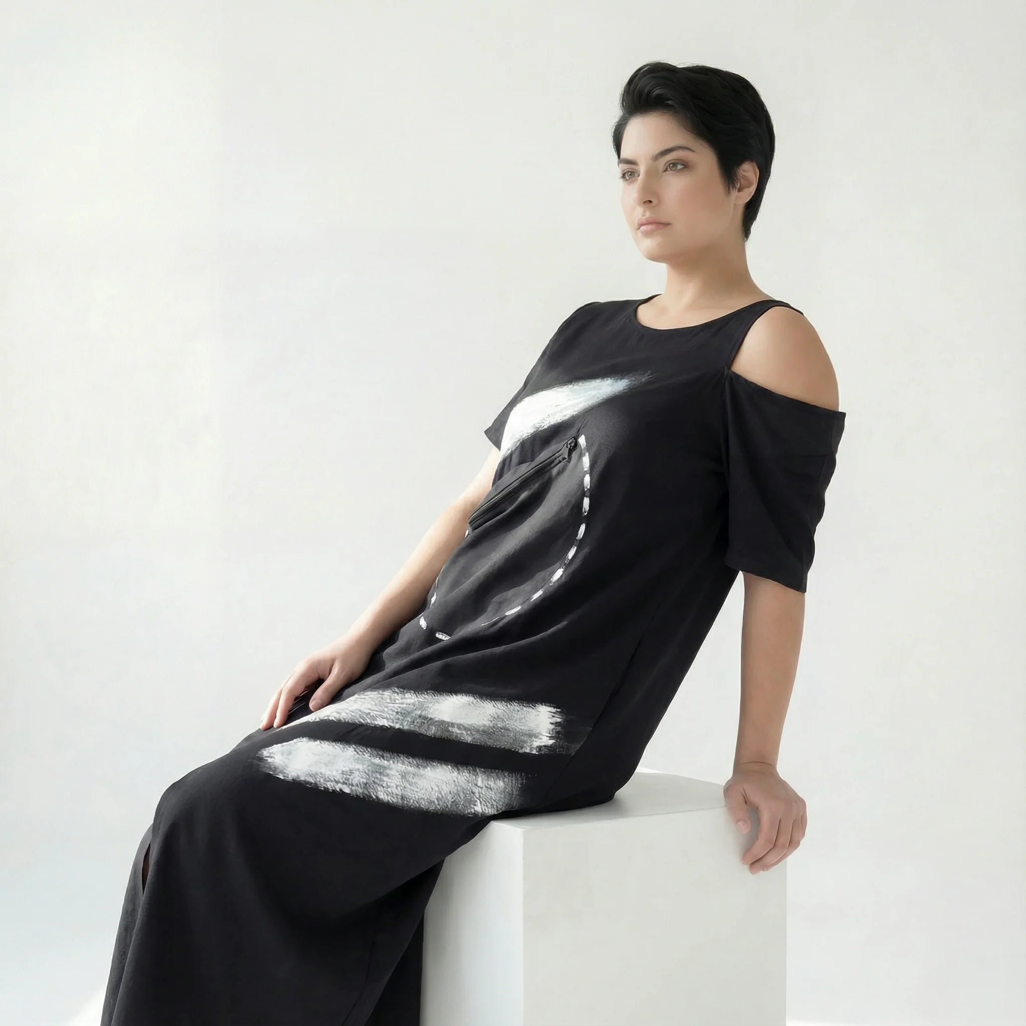 Schwarzes Maxikleid mit abstraktem Pinselprint und Zipptasche von B-ONE im Lagenlook