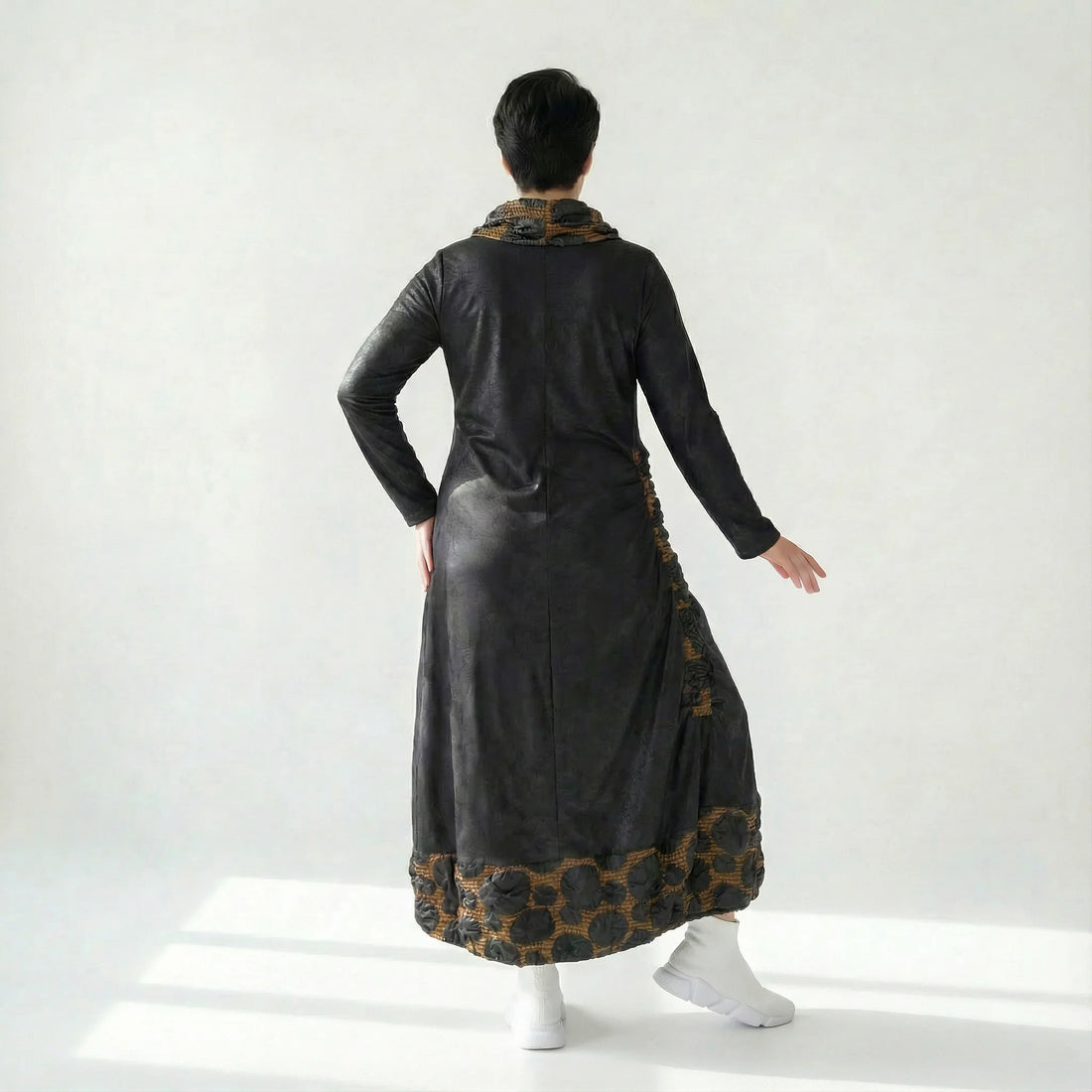 Avantgardistisches A-Form Kleid in Lederoptik mit Strukturdetails und Übergangsschnitt