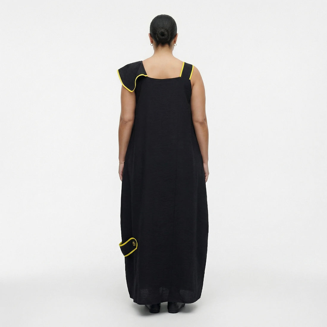 Schwarzes Maxikleid mit gelben Details und Avantgarde-Akzenten von LUANI im Oversize-Look