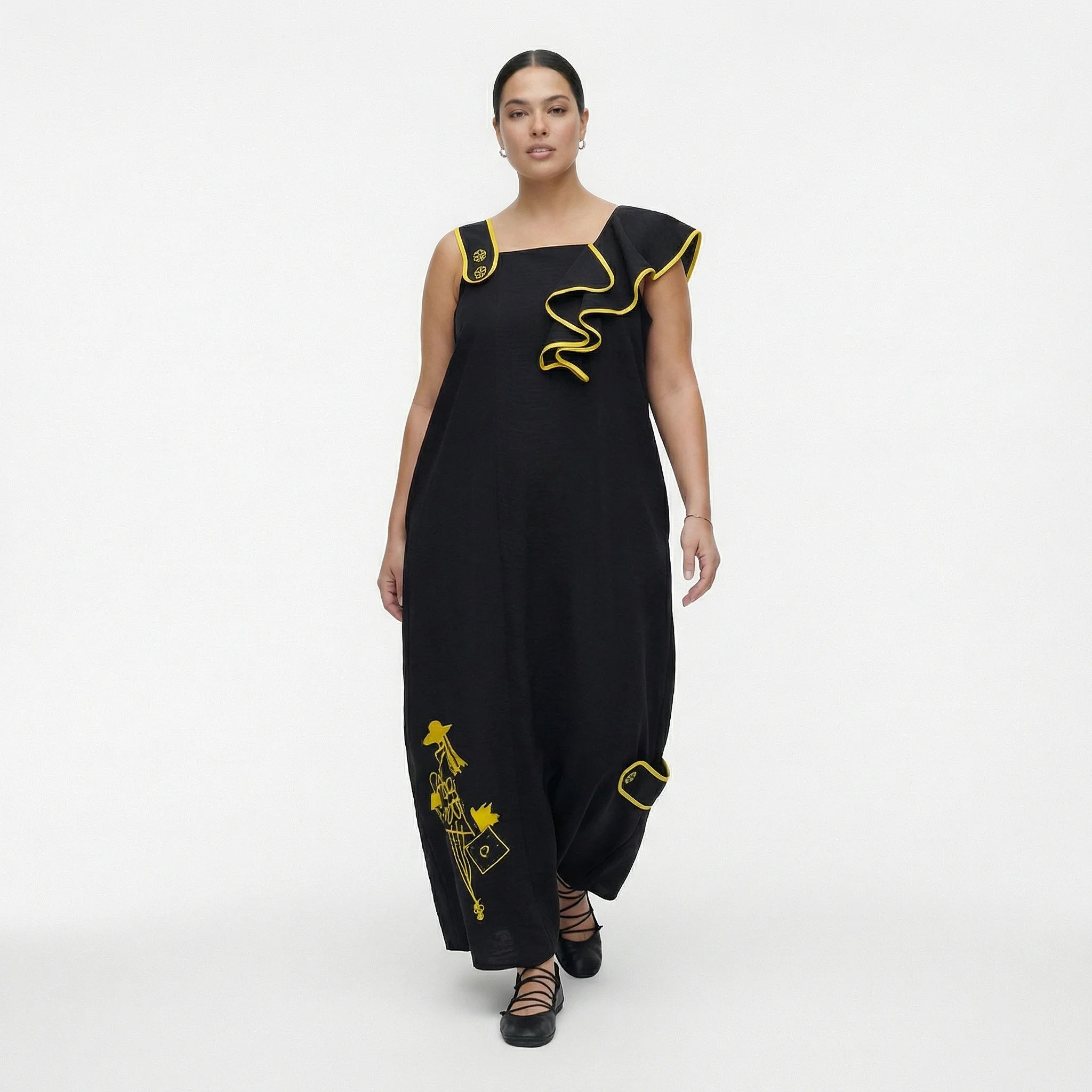 Schwarzes Maxikleid mit gelben Details und Avantgarde-Akzenten von LUANI im Oversize-Look