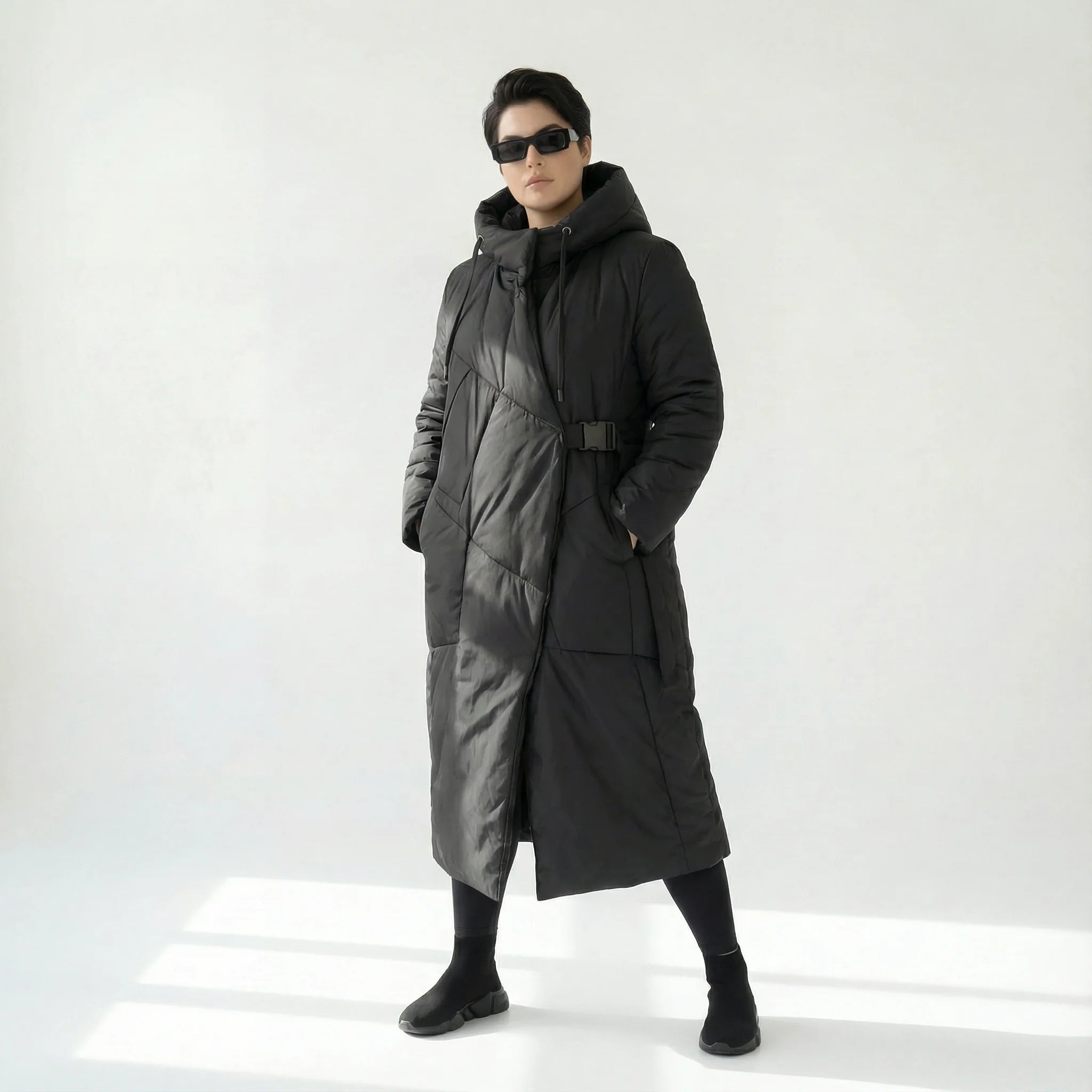 Asymmetrischer Oversize Mantel mit Kapuze und grafischer Steppung in Schwarz