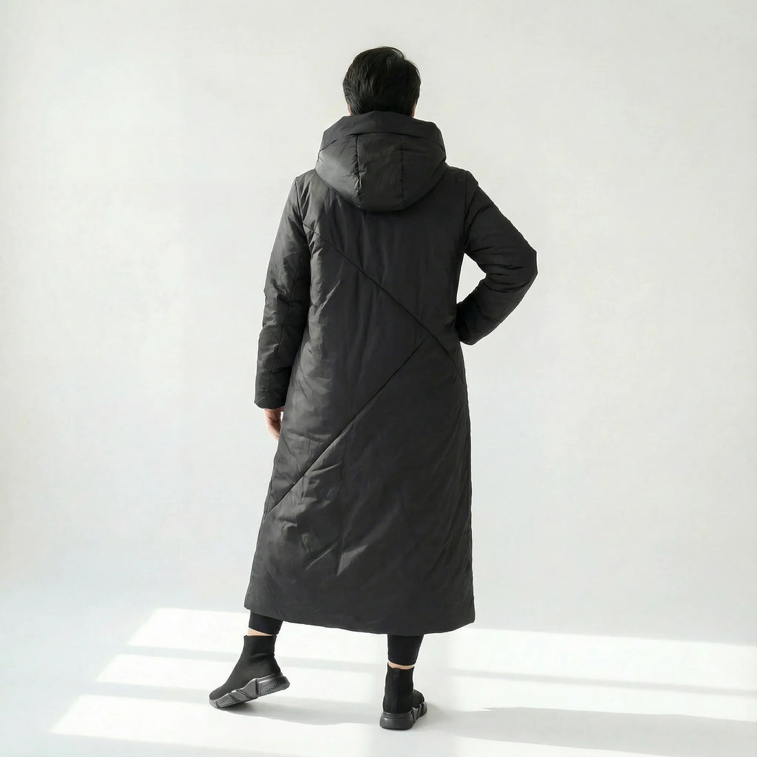 Asymmetrischer Oversize Mantel mit Kapuze und grafischer Steppung in Schwarz