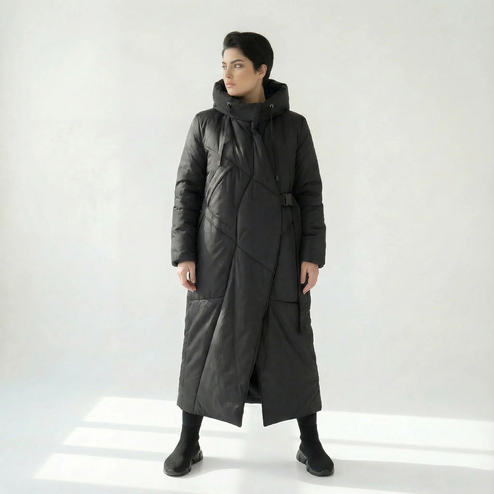 Asymmetrischer Oversize Mantel mit Kapuze und grafischer Steppung in Schwarz