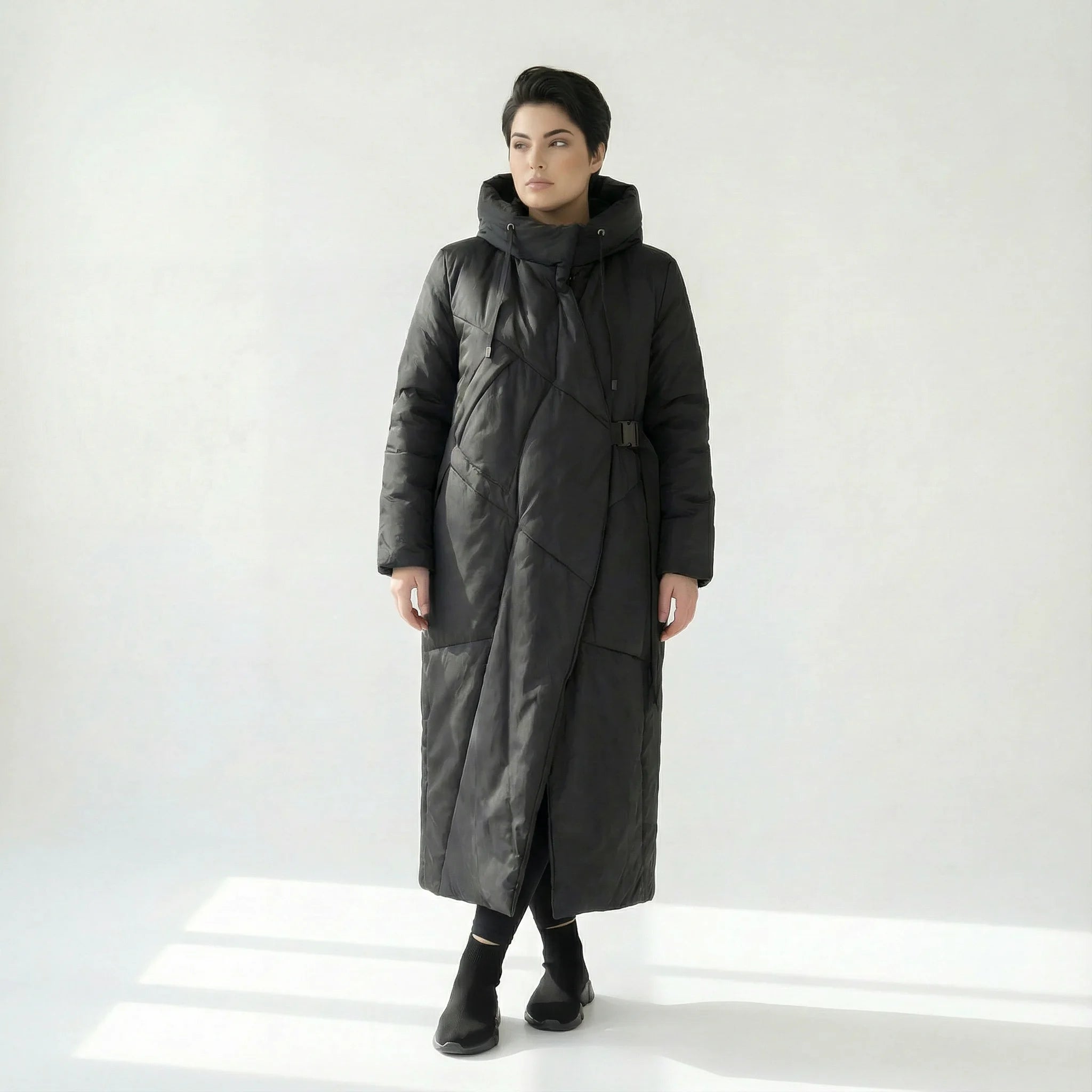 Asymmetrischer Oversize Mantel mit Kapuze und grafischer Steppung in Schwarz