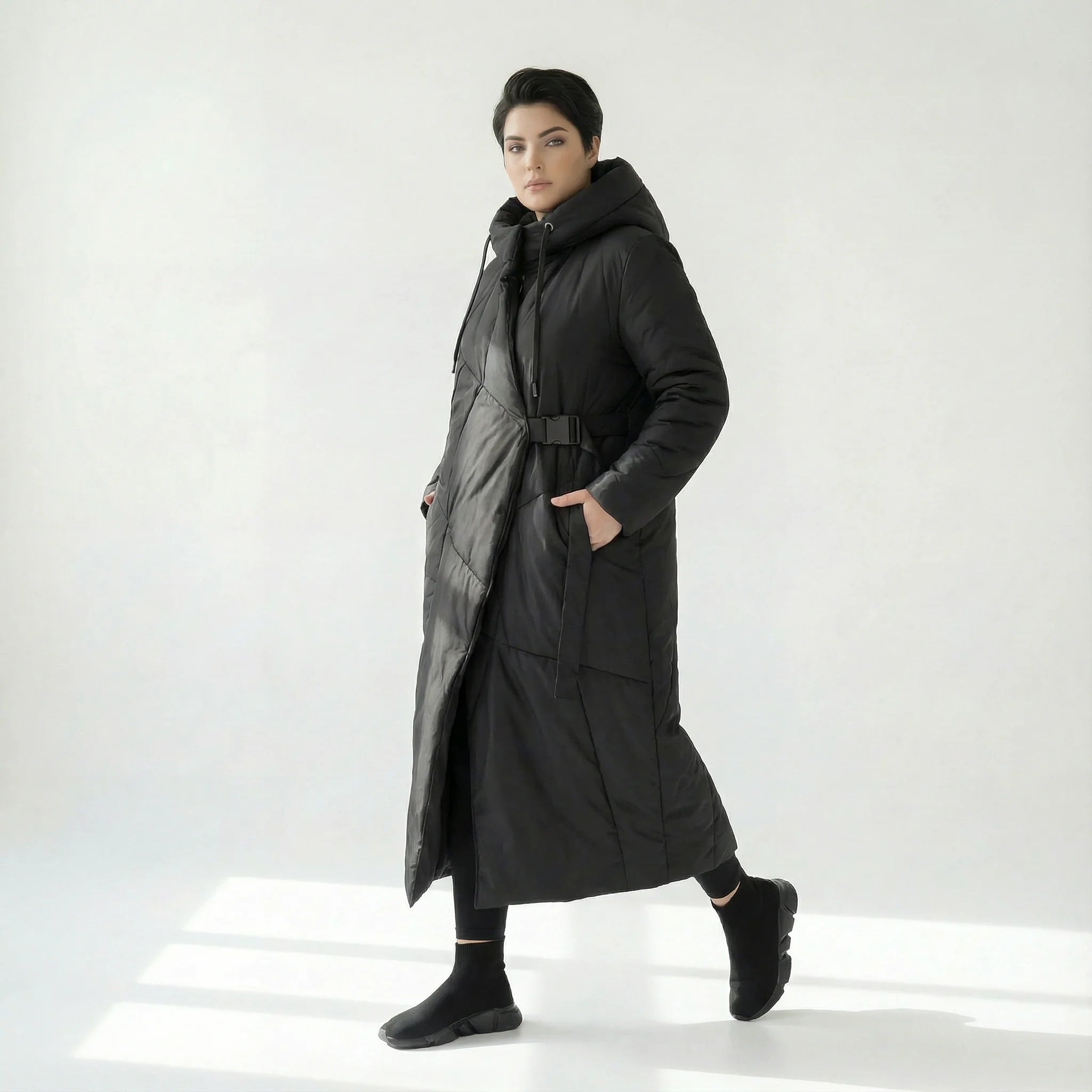 Asymmetrischer Oversize Mantel mit Kapuze und grafischer Steppung in Schwarz