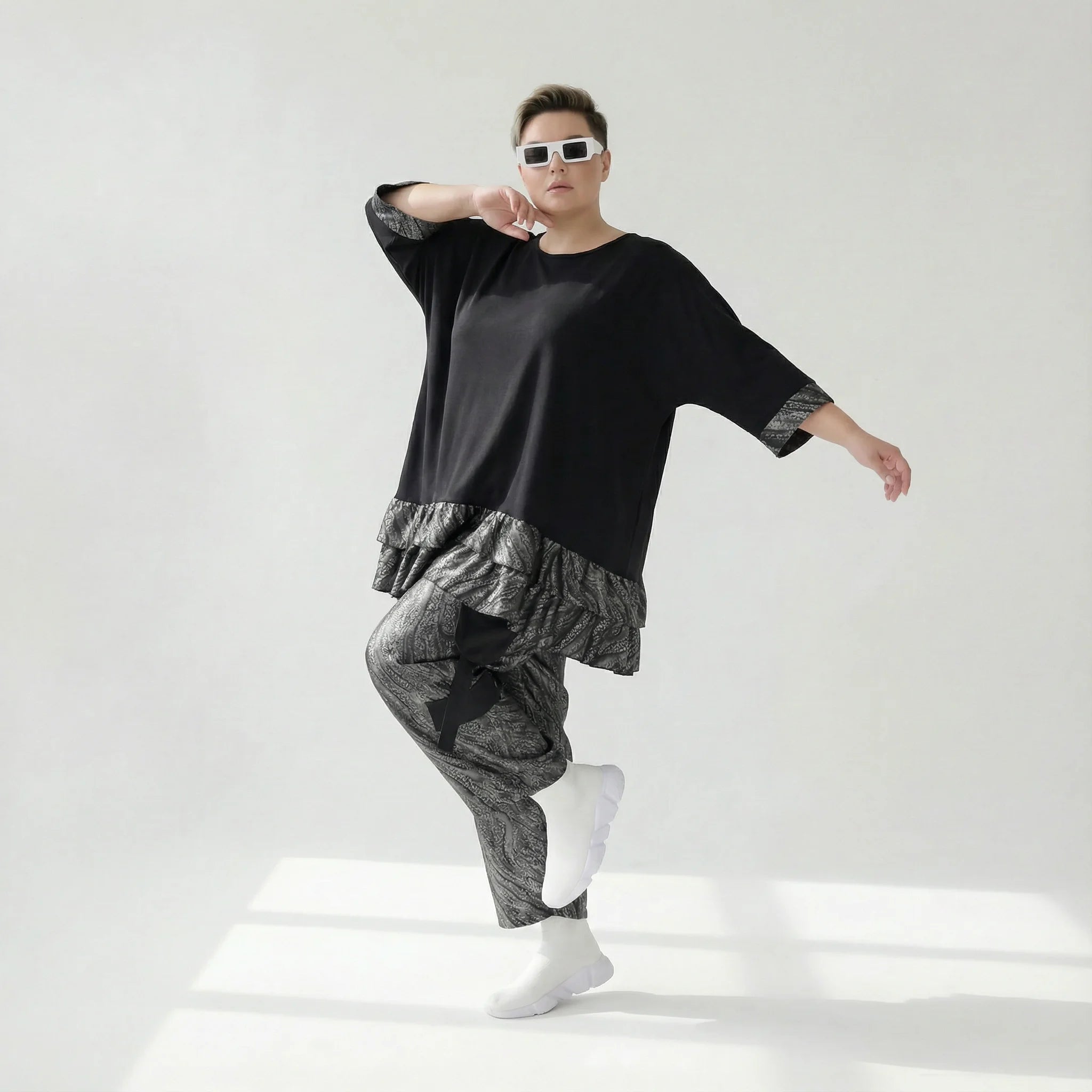 Ballon Hose mit Lederimitat und Fransen in Schwarz Grau aus Milano-Jersey im Avantgarde Look