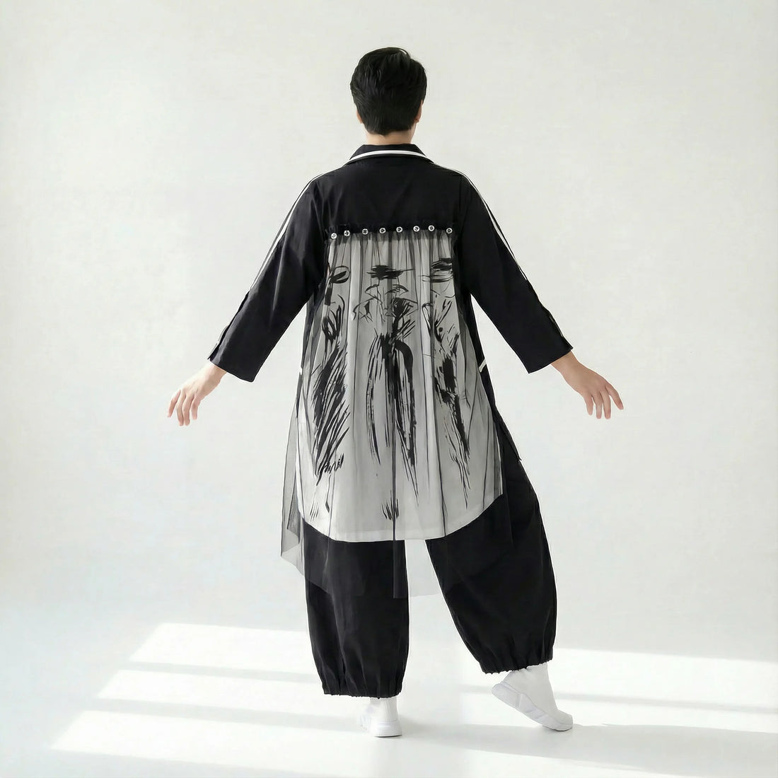 Avantgarde Oversize Tunika in Schwarz mit weißen Akzenten und Netz-Rückseite