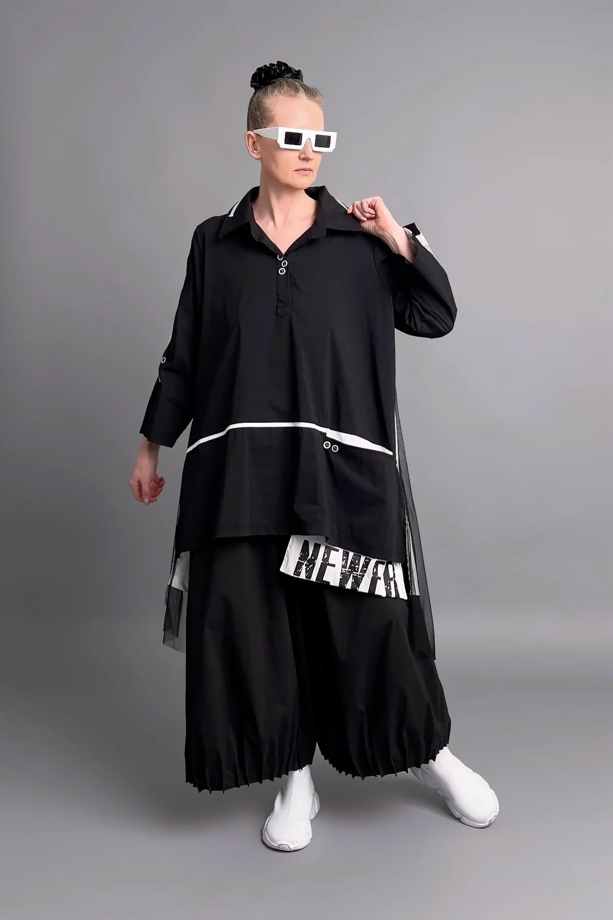 Avantgarde Oversize Tunika in Schwarz mit weißen Akzenten und Netz-Rückseite