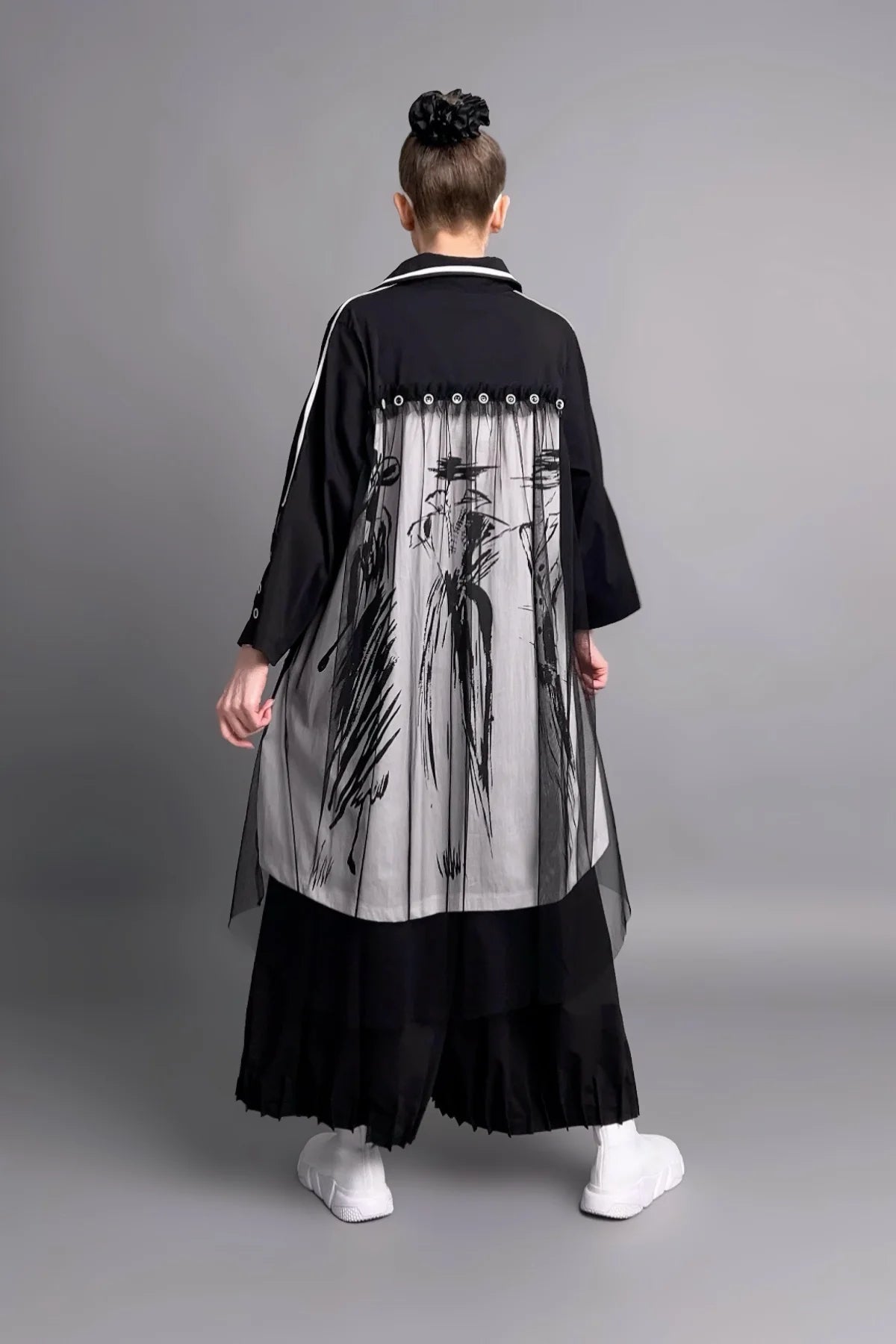 Avantgarde Oversize Tunika in Schwarz mit weißen Akzenten und Netz-Rückseite