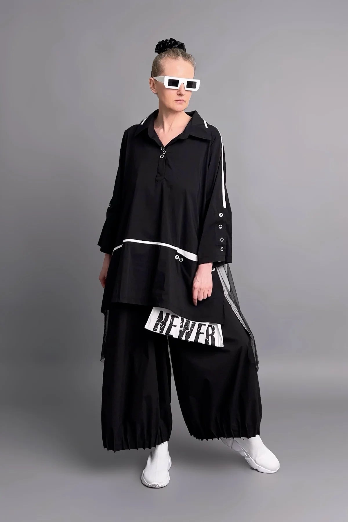 Avantgarde Oversize Tunika in Schwarz mit weißen Akzenten und Netz-Rückseite