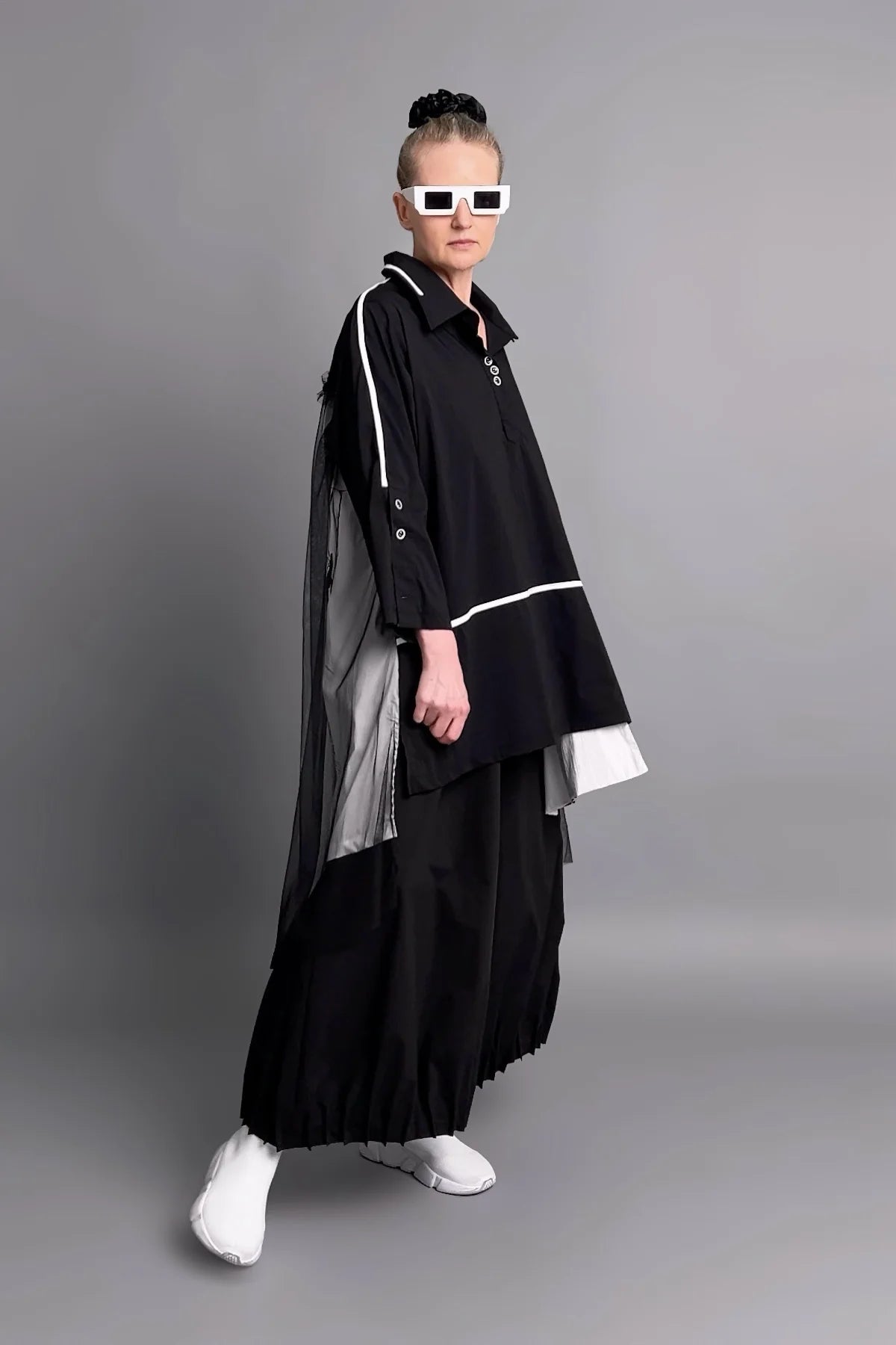 Avantgarde Oversize Tunika in Schwarz mit weißen Akzenten und Netz-Rückseite