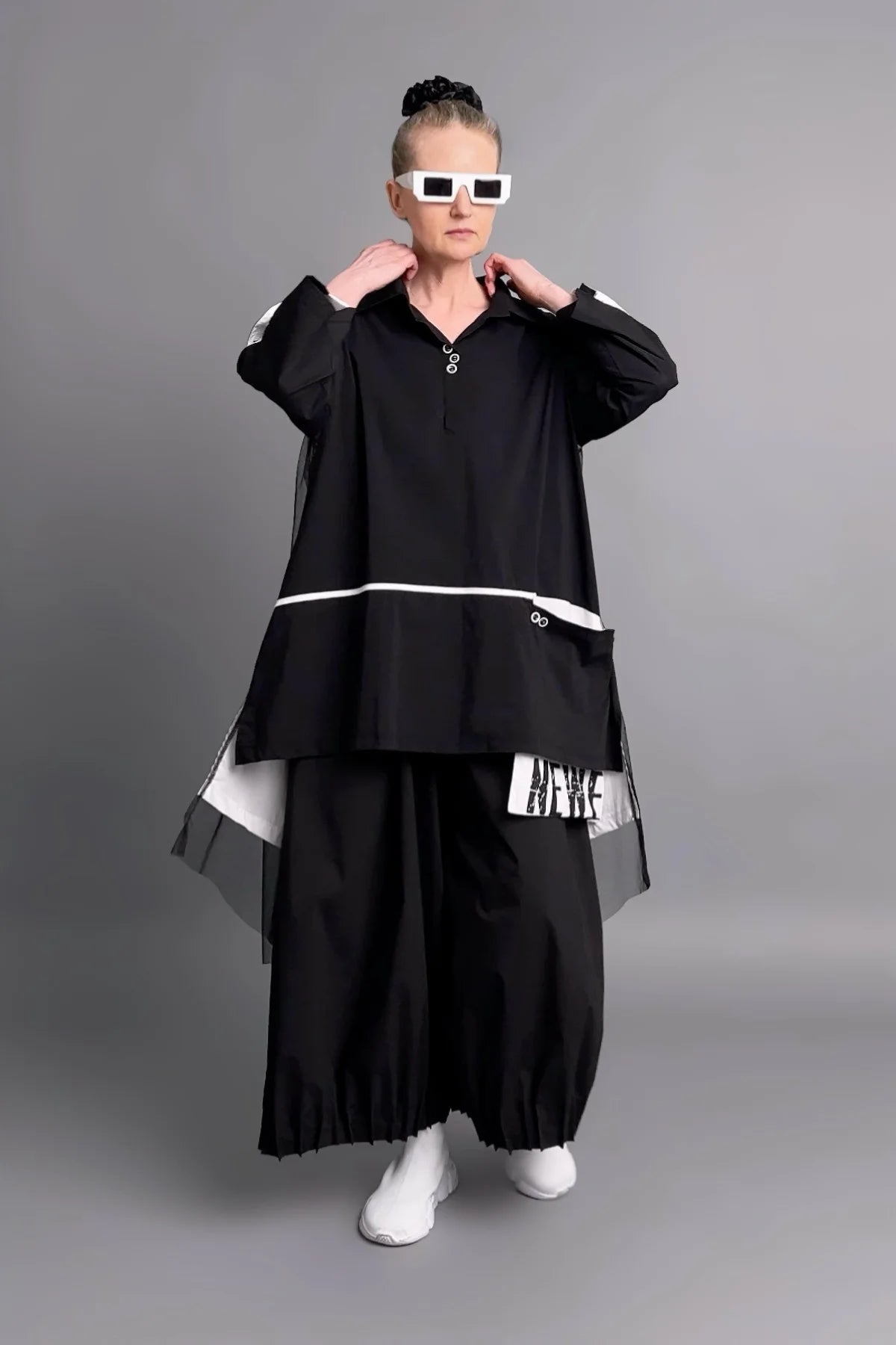 Avantgarde Oversize Tunika in Schwarz mit weißen Akzenten und Netz-Rückseite