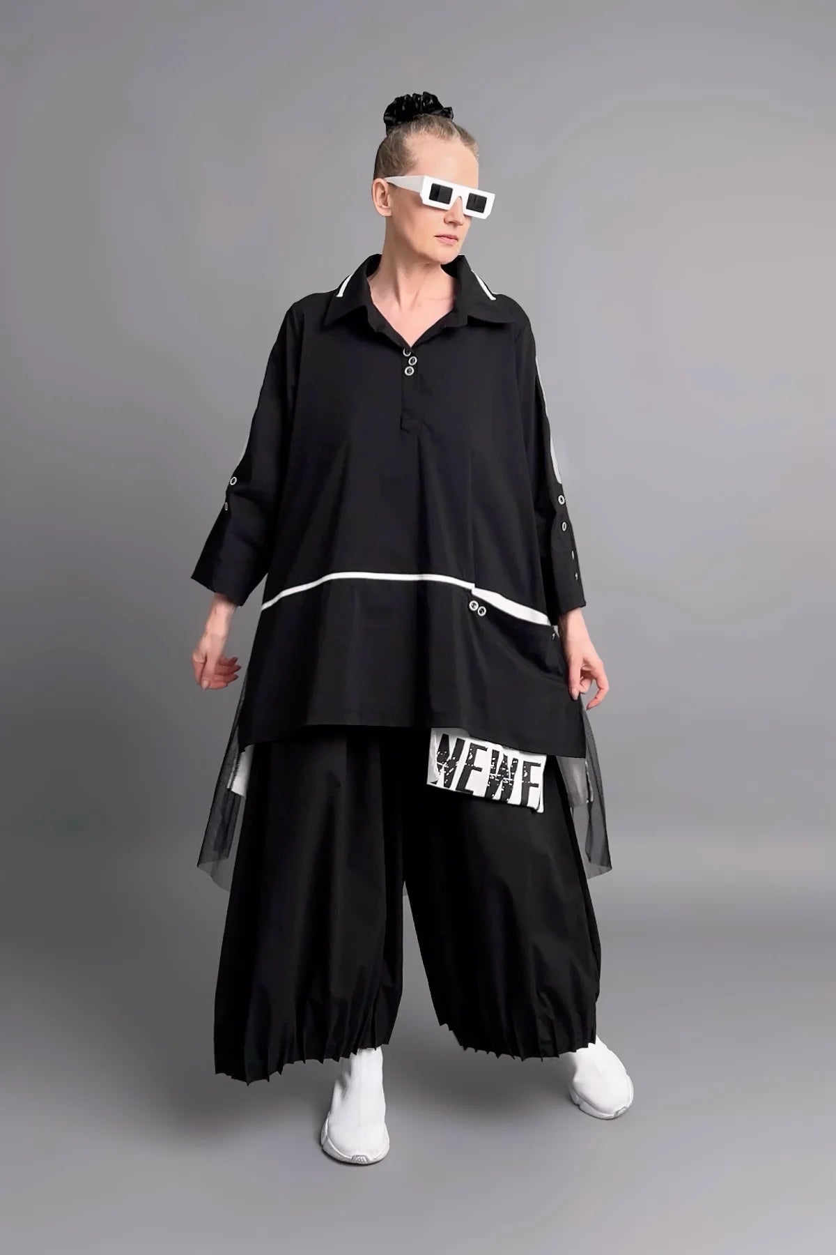 Avantgarde Oversize Tunika in Schwarz mit weißen Akzenten und Netz-Rückseite