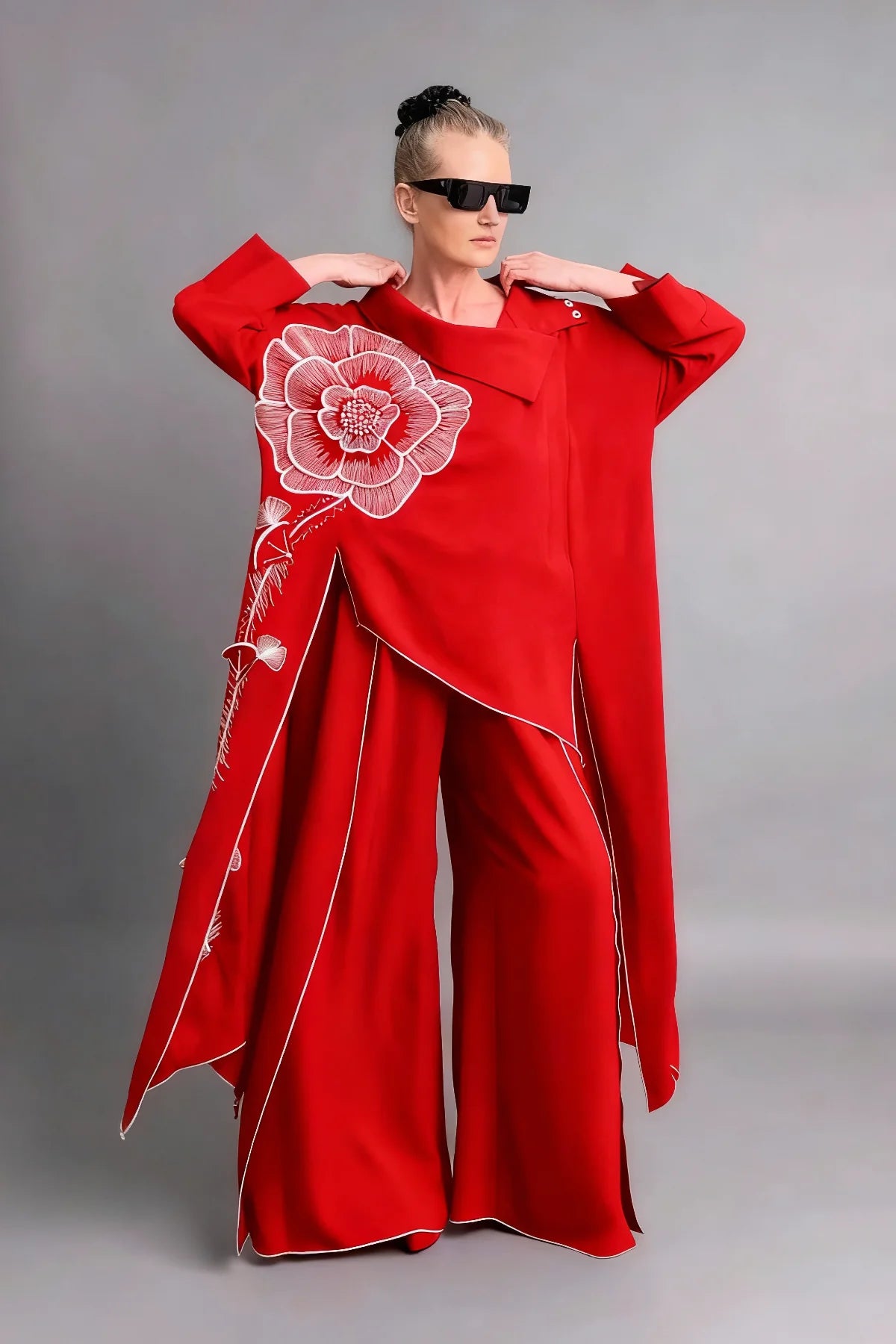 Riberance Zweiteiler mit floraler Stickerei in Rot-Weiß mit asymmetrischer Tunika