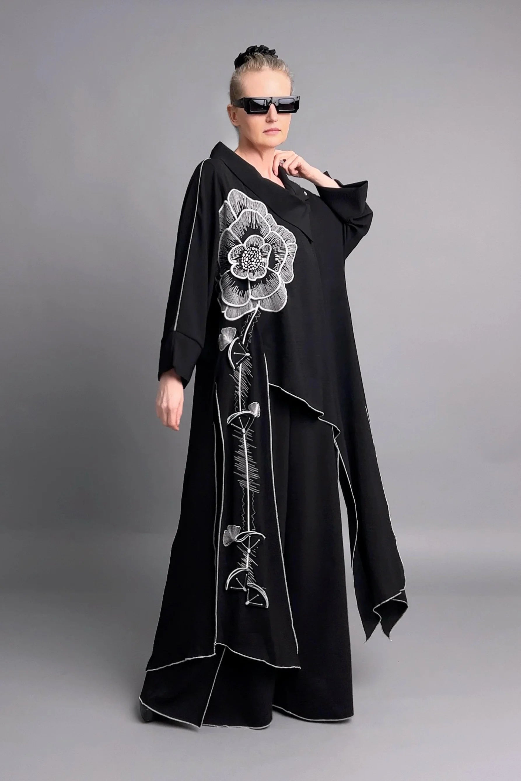 Riberance Zweiteiler mit floraler Stickerei in Schwarz-Weiß mit asymmetrischer Tunika