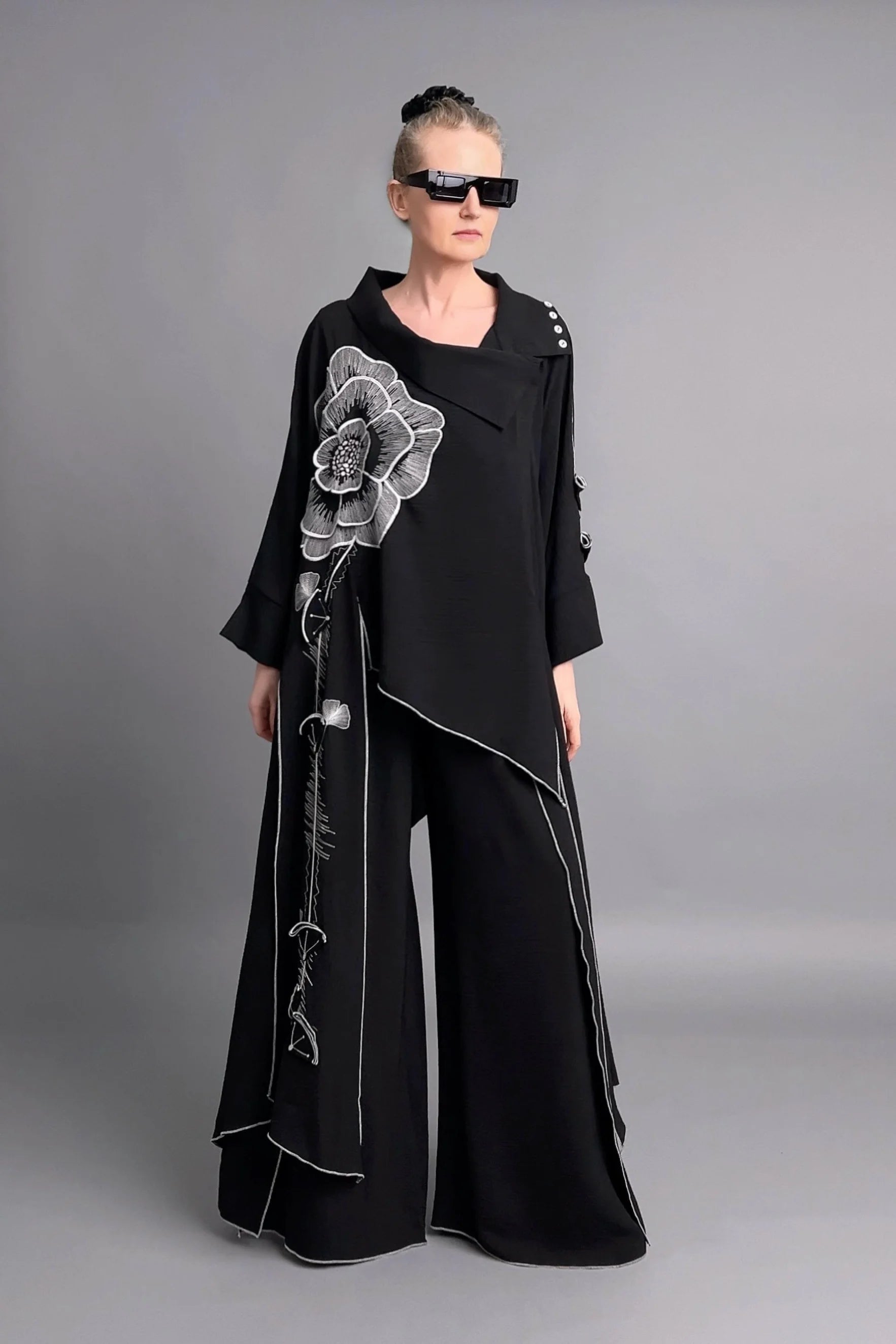 Riberance Zweiteiler mit floraler Stickerei in Schwarz-Weiß mit asymmetrischer Tunika