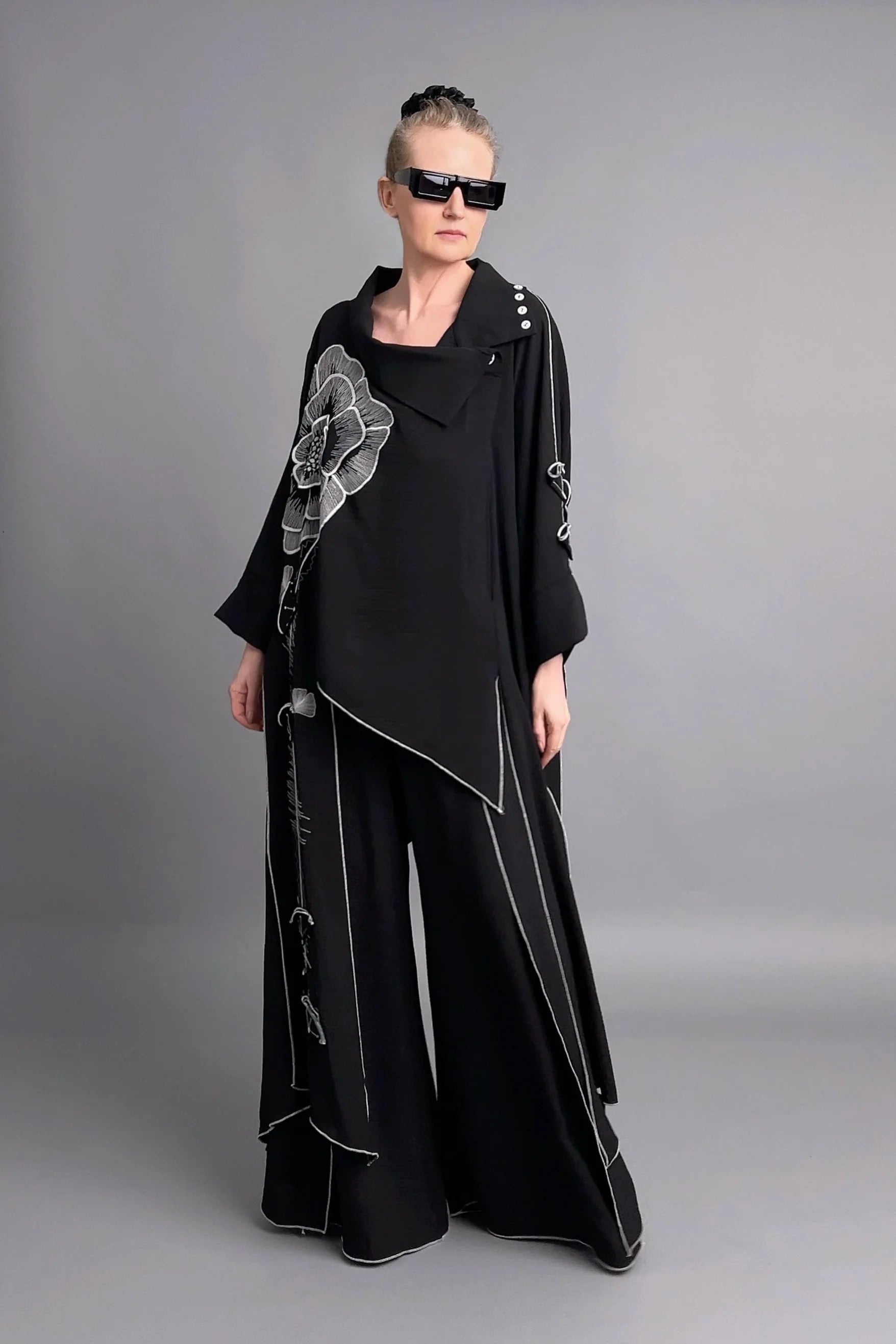 Riberance Zweiteiler mit floraler Stickerei in Schwarz-Weiß mit asymmetrischer Tunika